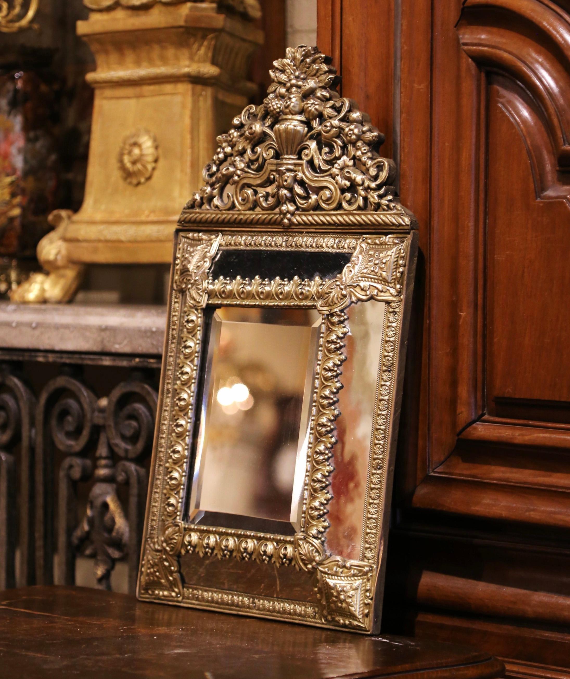 Specchio da parete in ottone smussato Napoleone III Repousse del XIX secolo In condizioni ottime in vendita a Dallas, TX