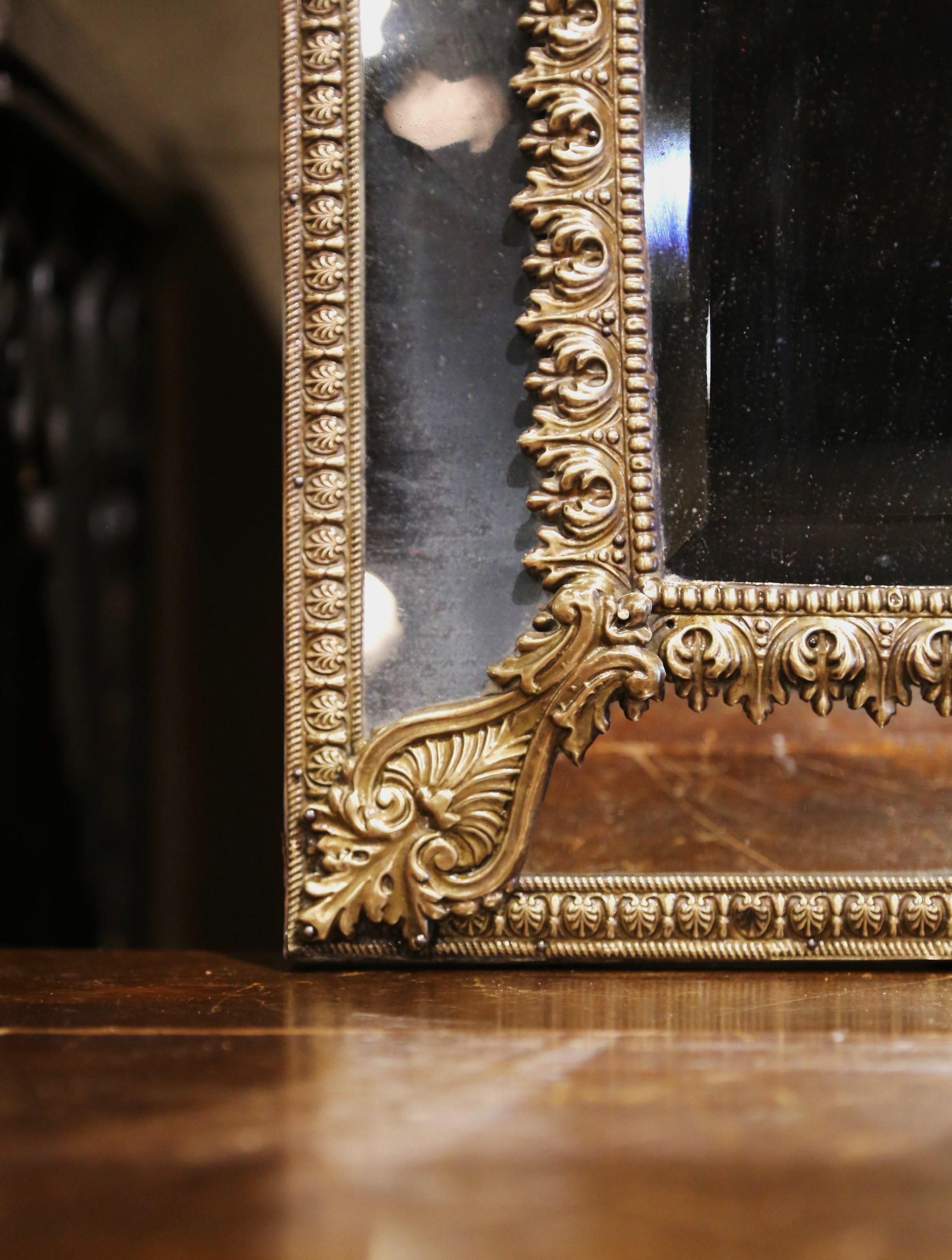 XIXe siècle Miroir Napoléon III Repoussé à coussin en laiton biseauté du 19ème siècle en vente
