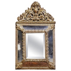 Miroir Napoléon III Repoussé à coussin en laiton biseauté du 19ème siècle
