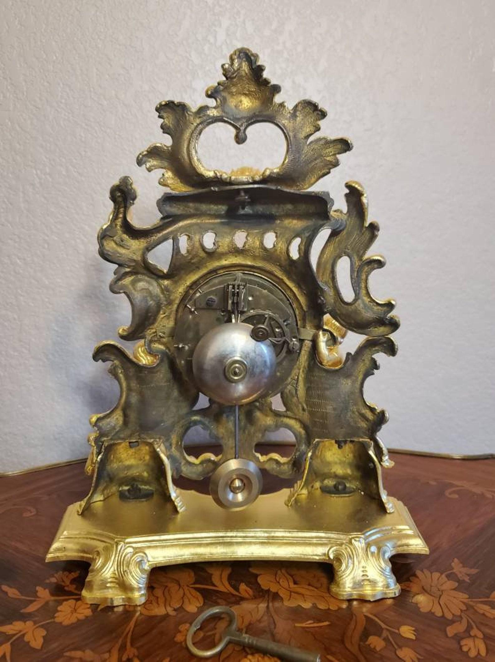 vergoldete Goldbronze-Uhr aus Sevres-Porzellan im französischen Louis-XV-Stil von Rocaille  (Bronze) im Angebot