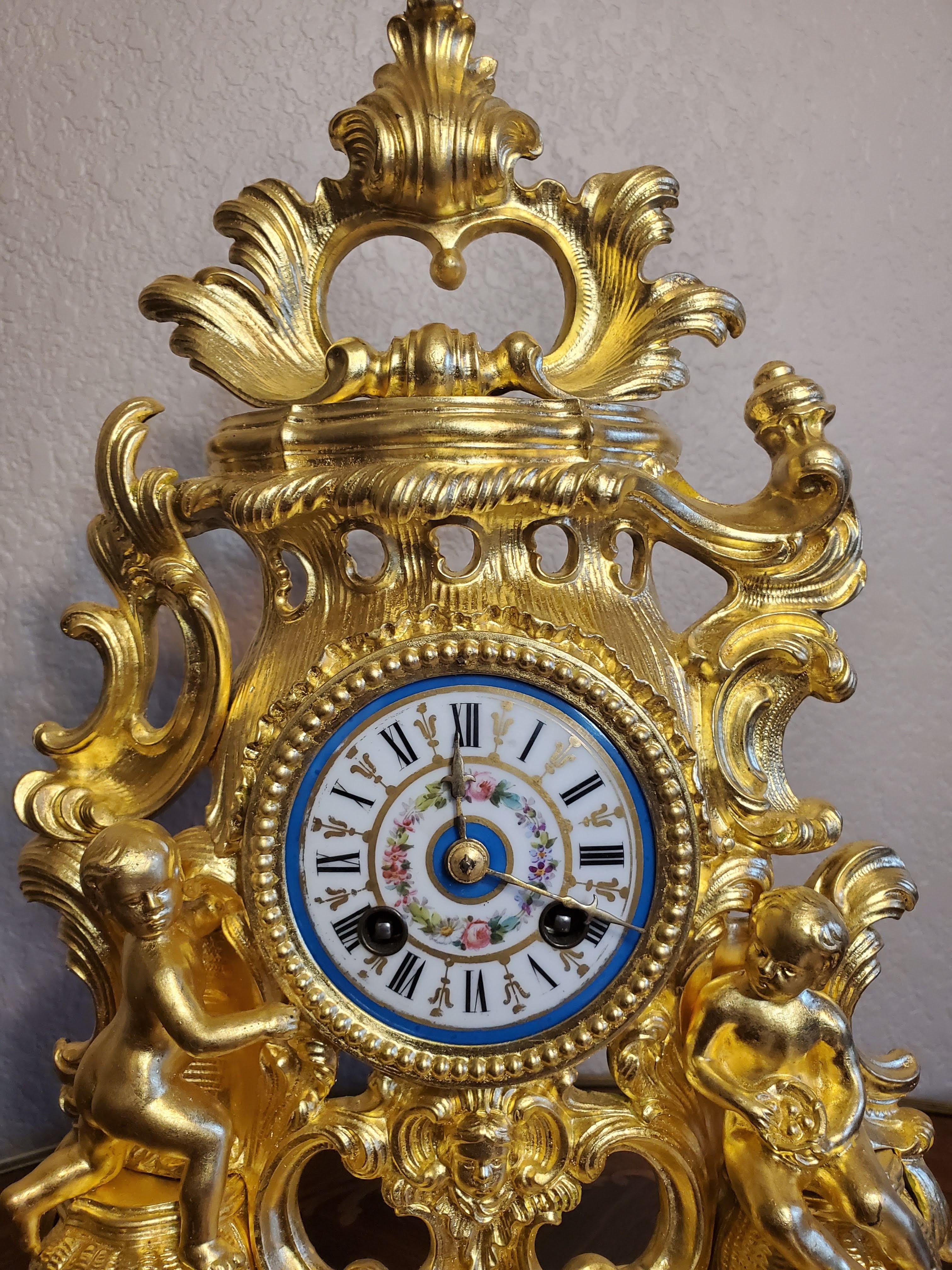 vergoldete Goldbronze-Uhr aus Sevres-Porzellan im französischen Louis-XV-Stil von Rocaille  im Angebot 7