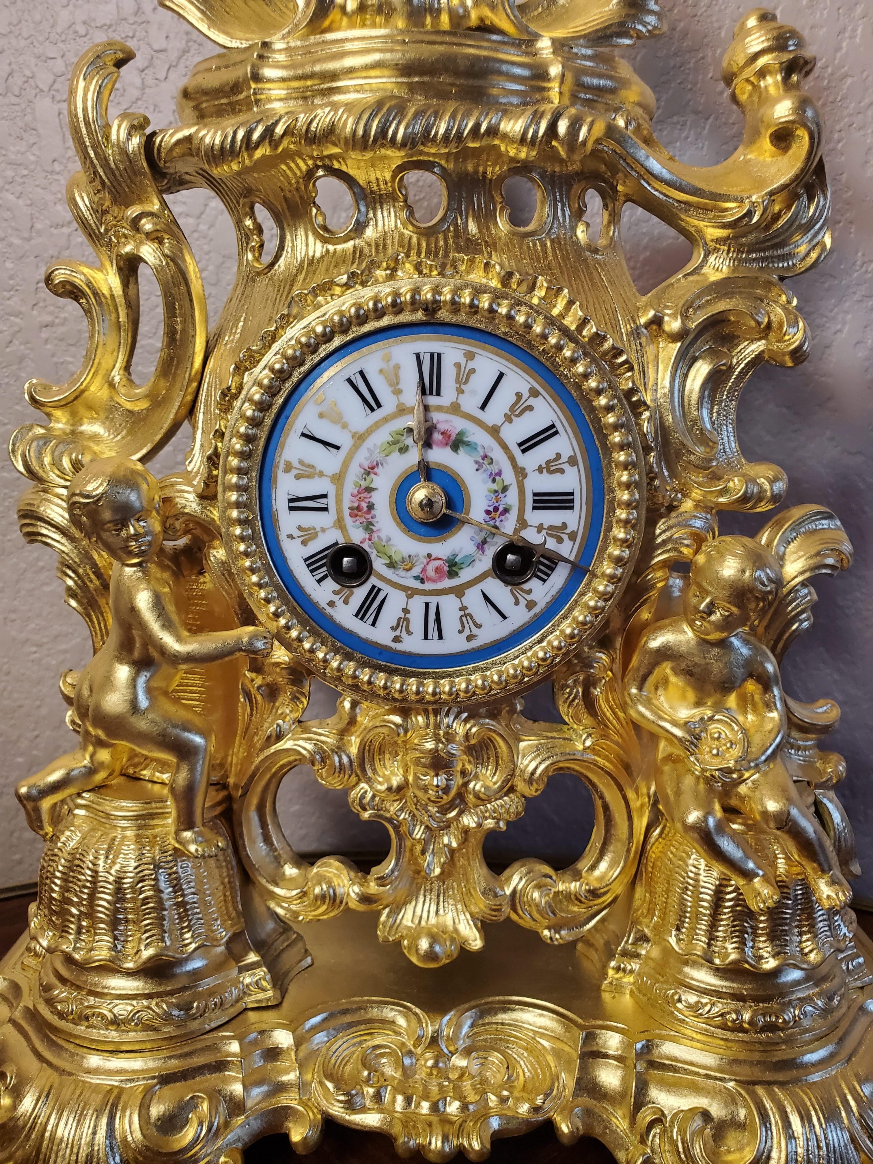 vergoldete Goldbronze-Uhr aus Sevres-Porzellan im französischen Louis-XV-Stil von Rocaille  im Angebot 11