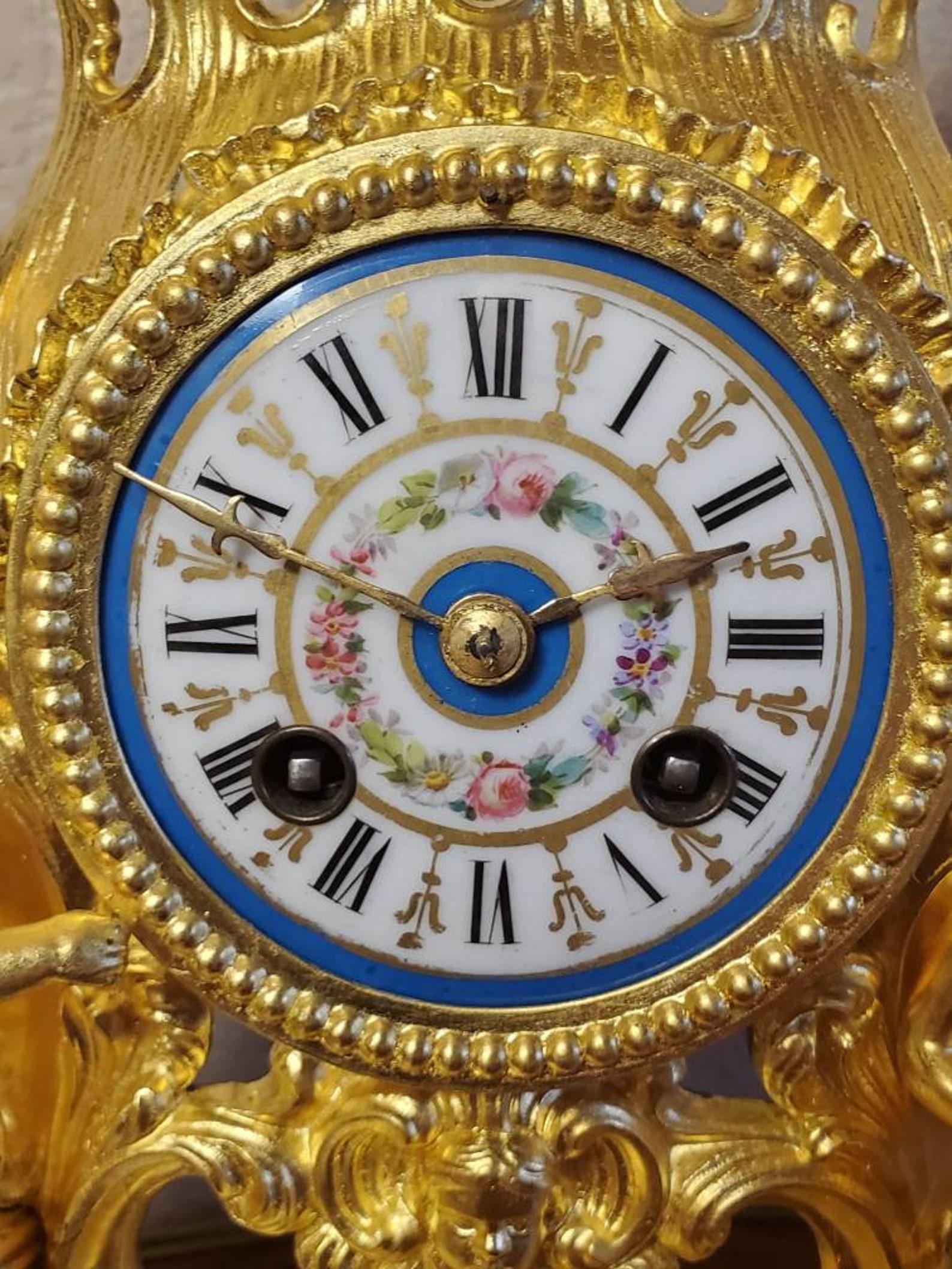 vergoldete Goldbronze-Uhr aus Sevres-Porzellan im französischen Louis-XV-Stil von Rocaille  (Vergoldet) im Angebot