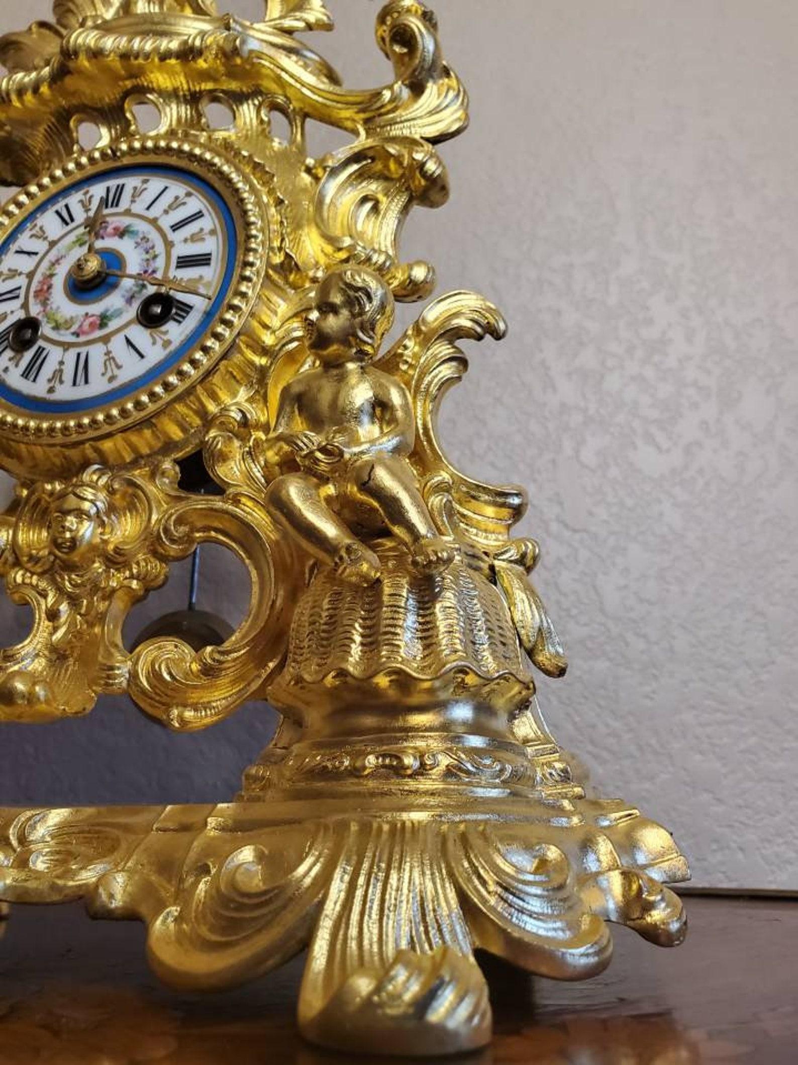 vergoldete Goldbronze-Uhr aus Sevres-Porzellan im französischen Louis-XV-Stil von Rocaille  (19. Jahrhundert) im Angebot