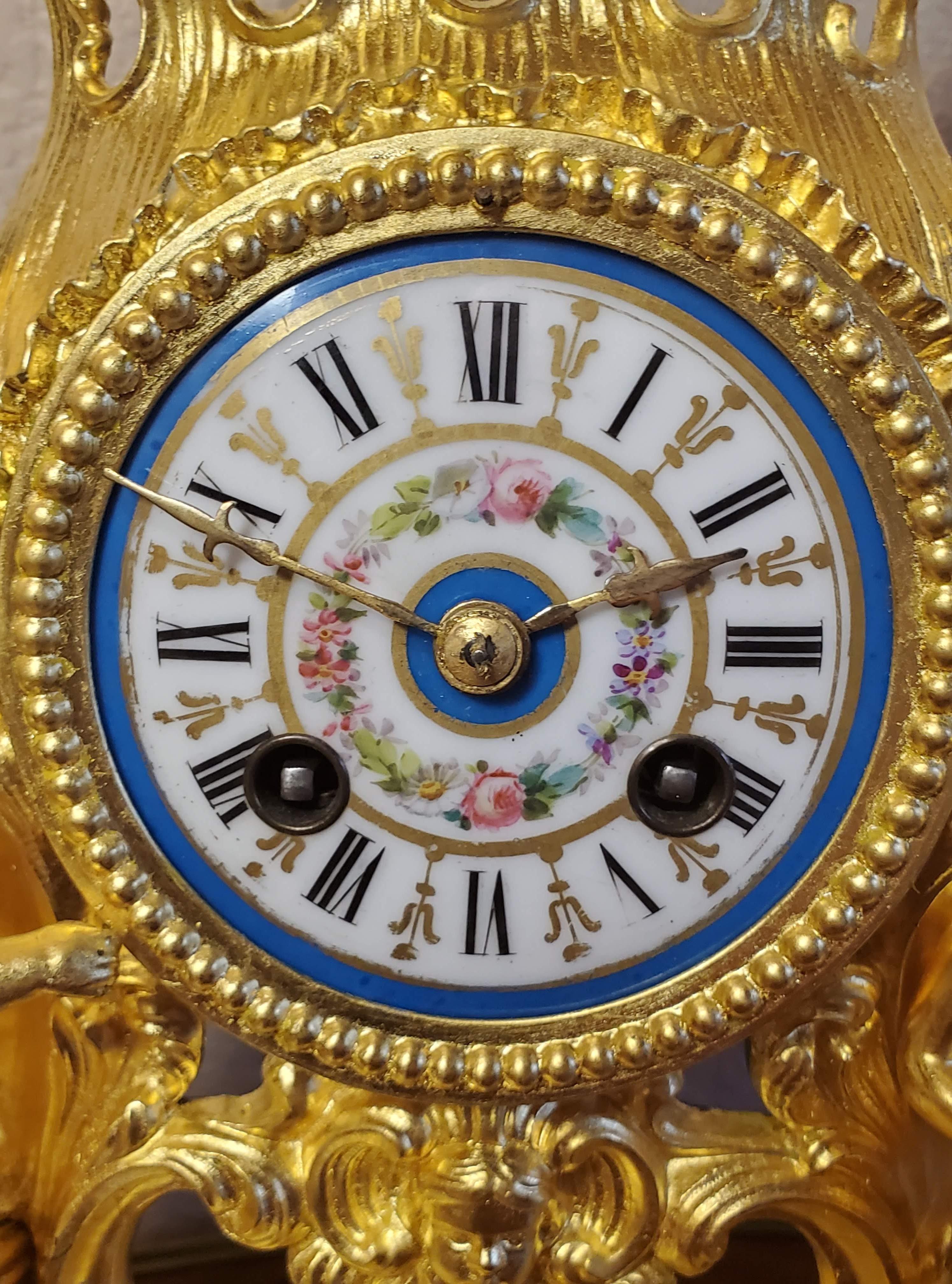 vergoldete Goldbronze-Uhr aus Sevres-Porzellan im französischen Louis-XV-Stil von Rocaille  im Angebot 1