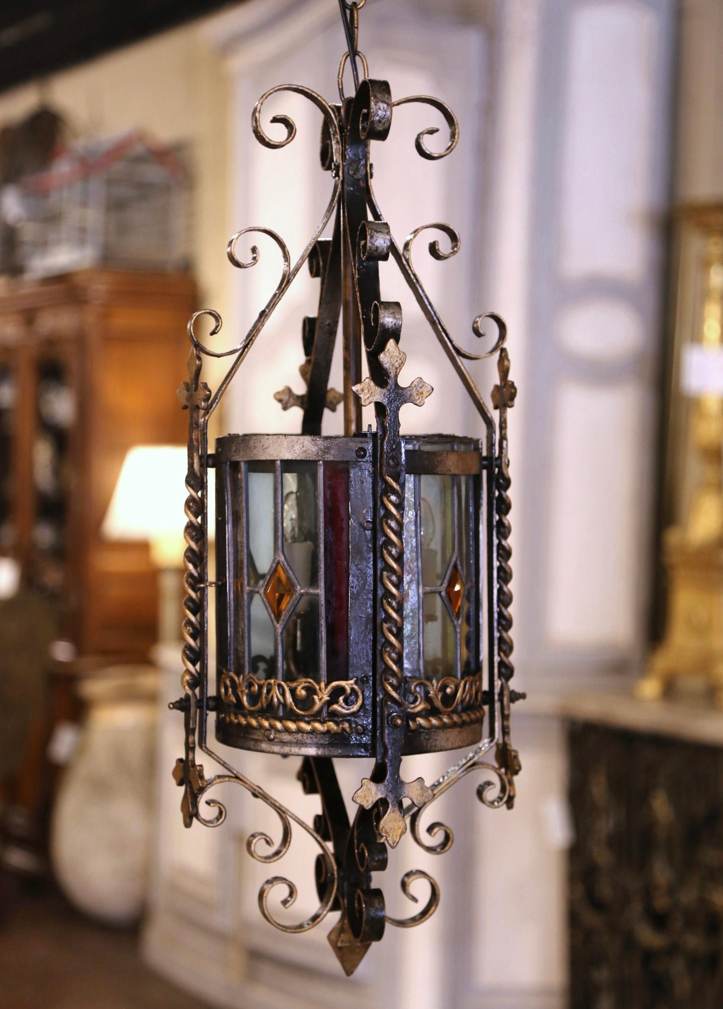 Per un'illuminazione unica, non cercare oltre questa bellissima lanterna in stile gotico antico. Realizzata in Francia intorno al 1870, questa vibrante lanterna presenta sette pannelli di vetro colorato disposti in un design rotondo che mette in