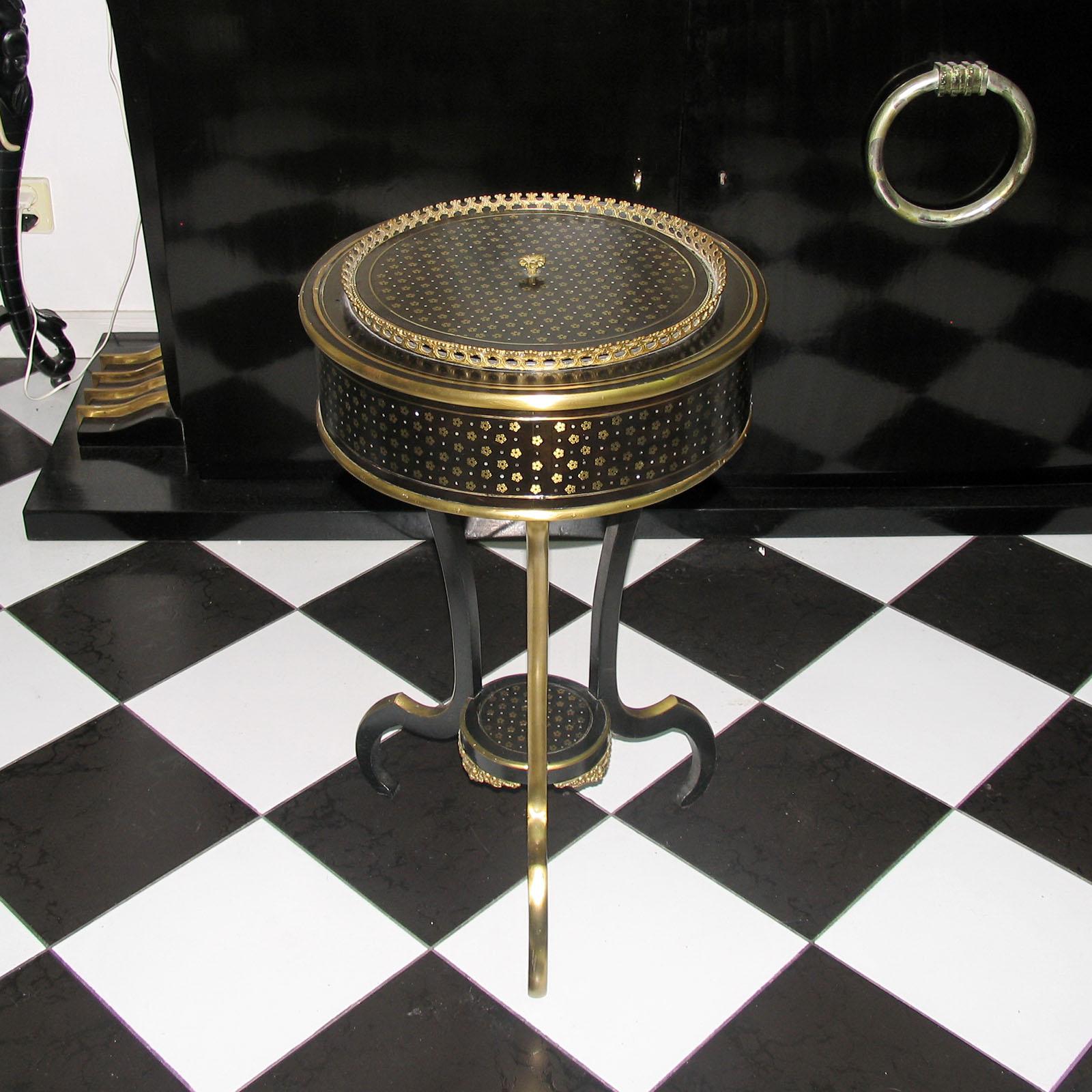 Brass 19th Century French Napoleon III Round Tripod Boulle Jardinière with Cover For Sale