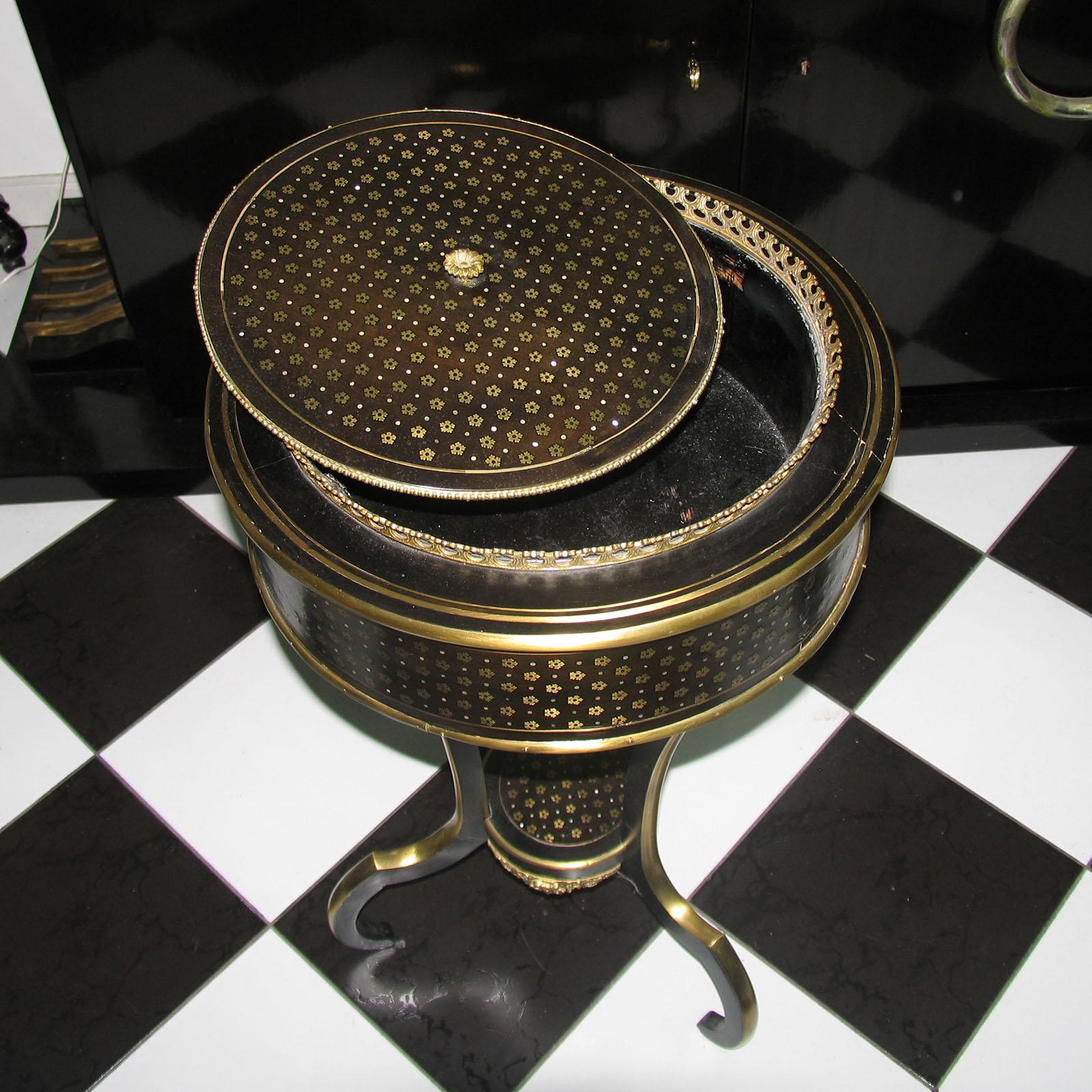 19th Century French Napoleon III Round Tripod Boulle Jardinière with Cover For Sale 4