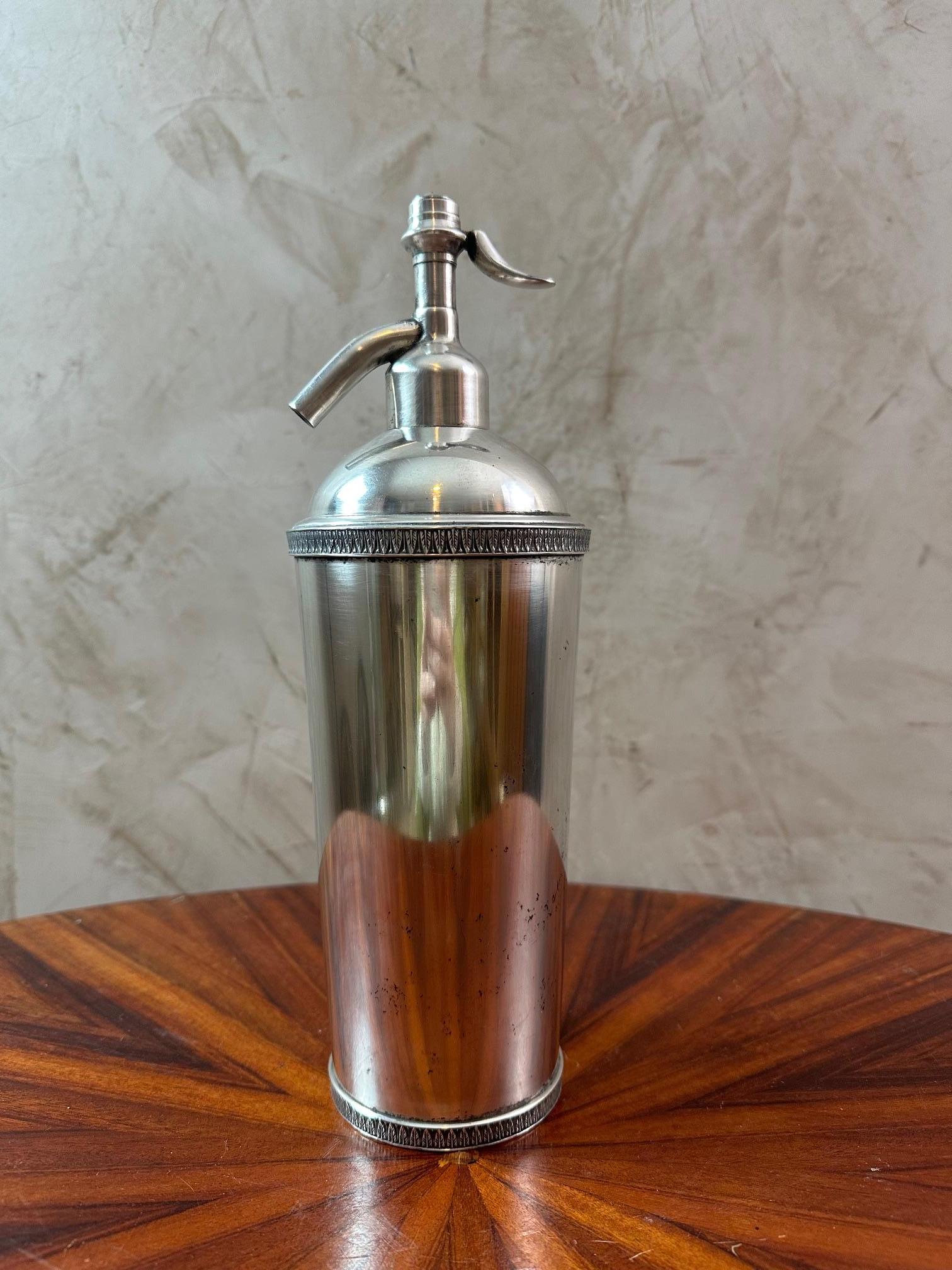Bellissimo sifone del XIX secolo in metallo argentato in buone condizioni. 
Stile Napoleone III.
Anello con decorazione floreale in rilievo. La parte superiore si svita per far passare il liquido e alla base c'è una posizione per inserire una