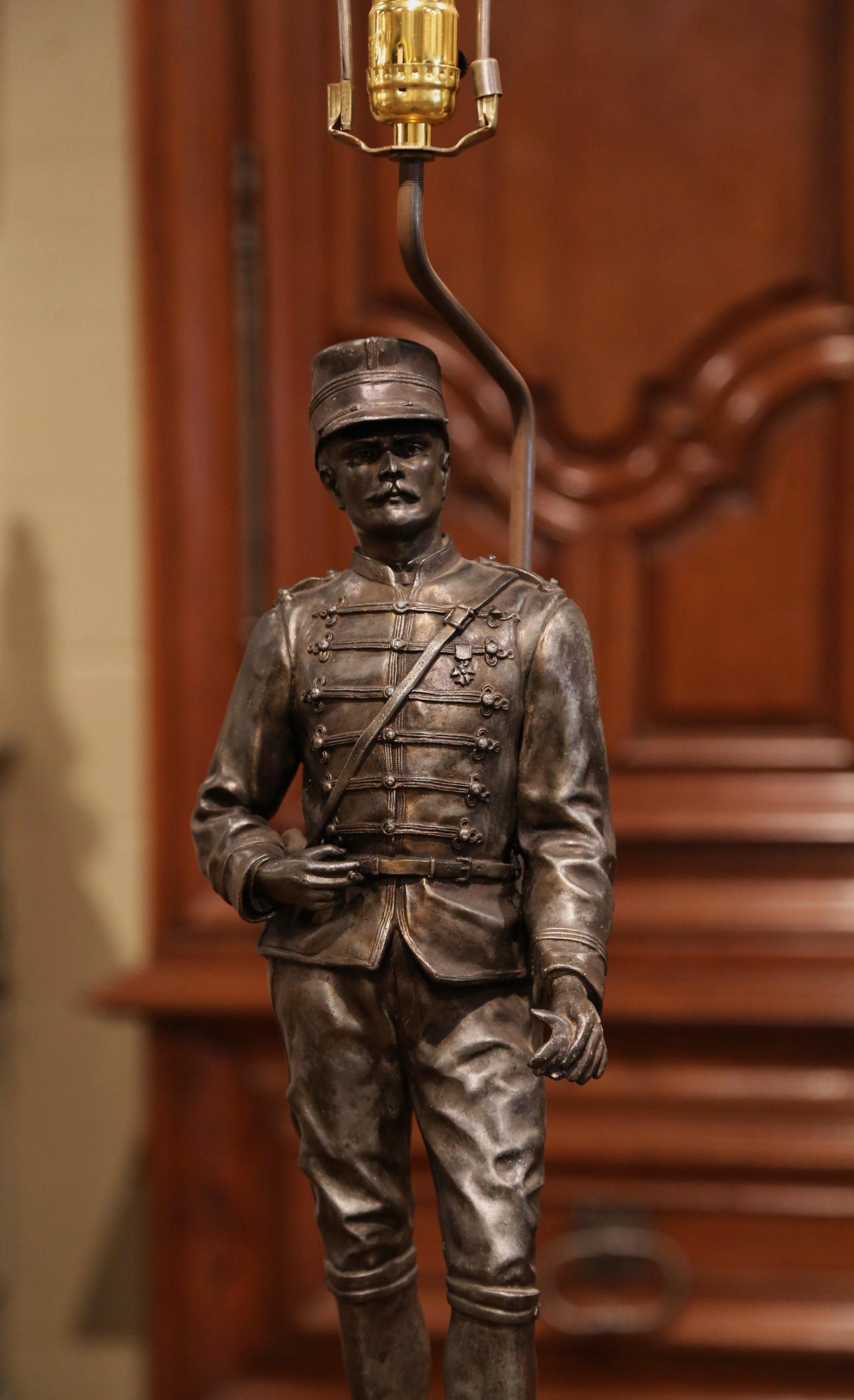 Lámpara de mesa francesa del siglo XIX con figura de soldado de escayola Napoleón III Francés en venta