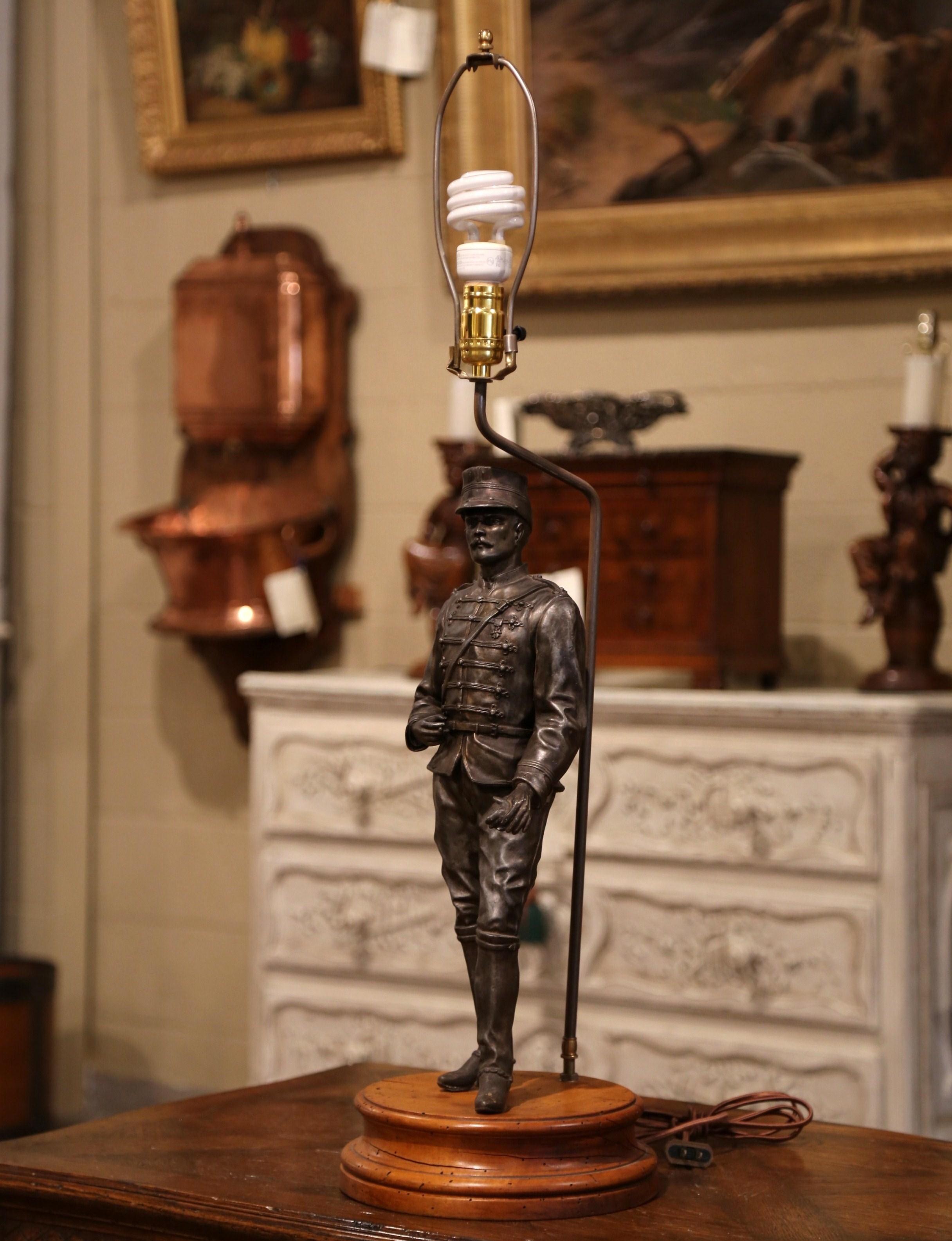 Français Lampe de bureau française du 19e siècle du soldat Napoléon III en zinc brut en vente