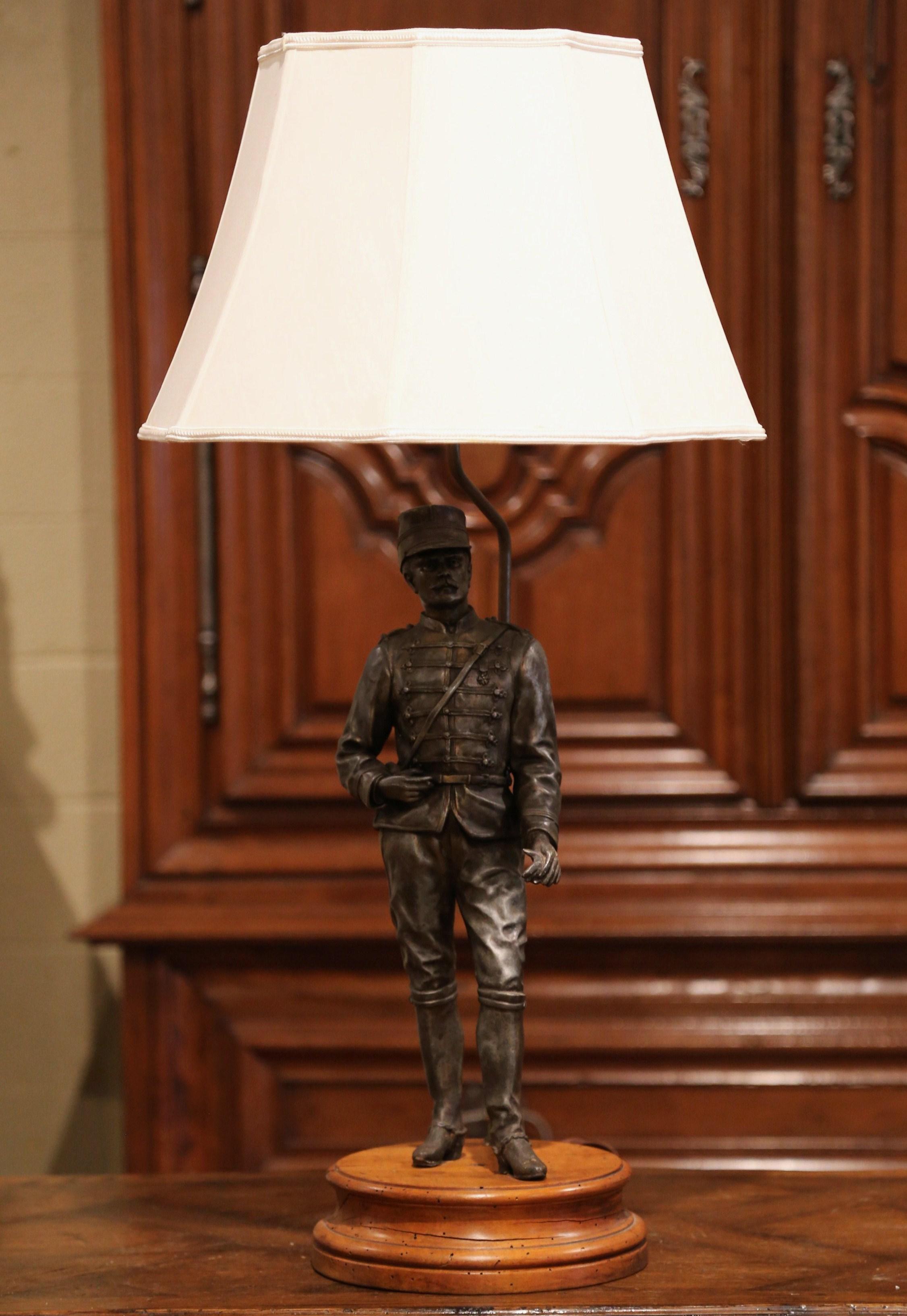 Patiné Lampe de bureau française du 19e siècle du soldat Napoléon III en zinc brut en vente