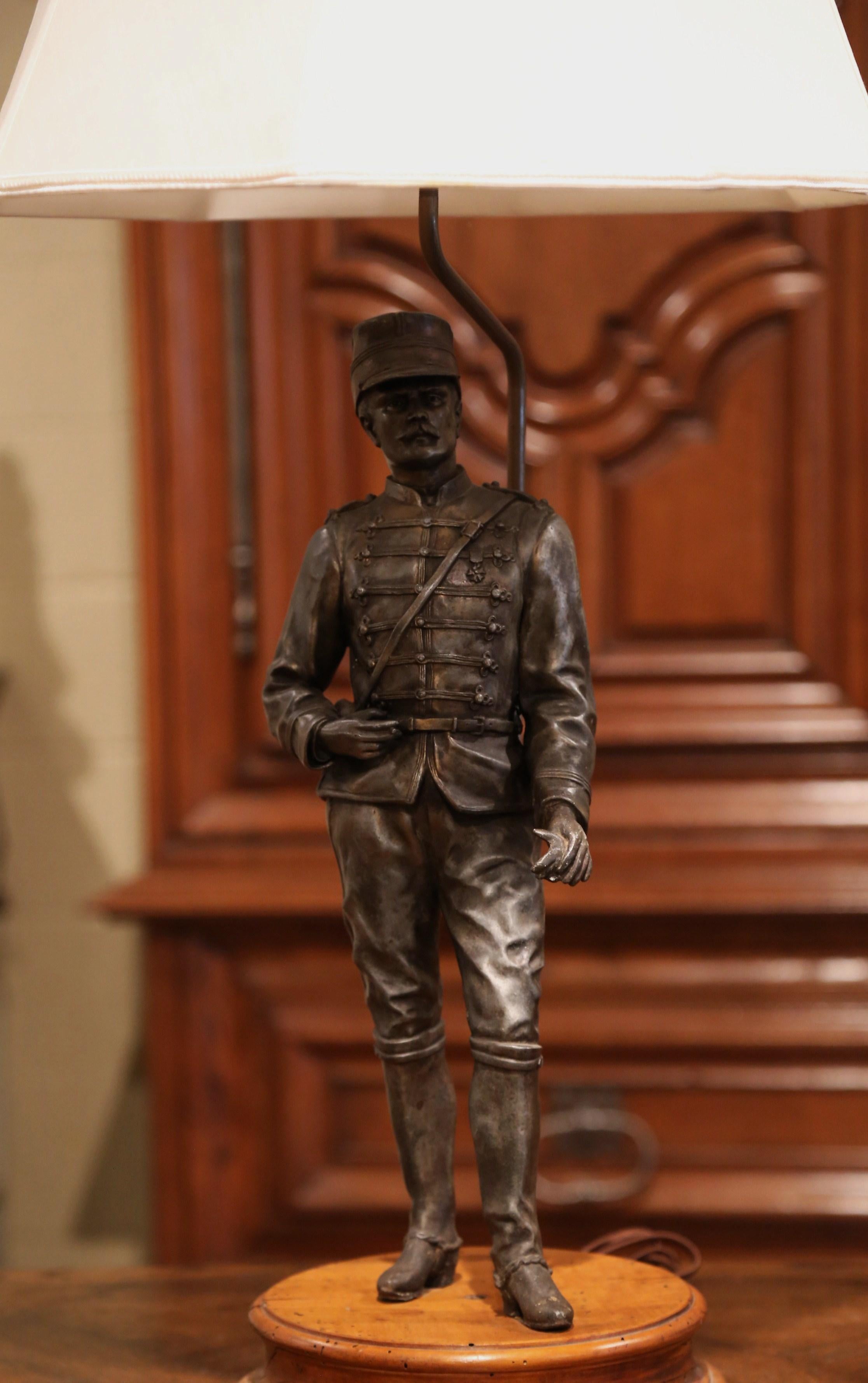 Lámpara de mesa francesa del siglo XIX con figura de soldado de escayola Napoleón III Spelter en venta
