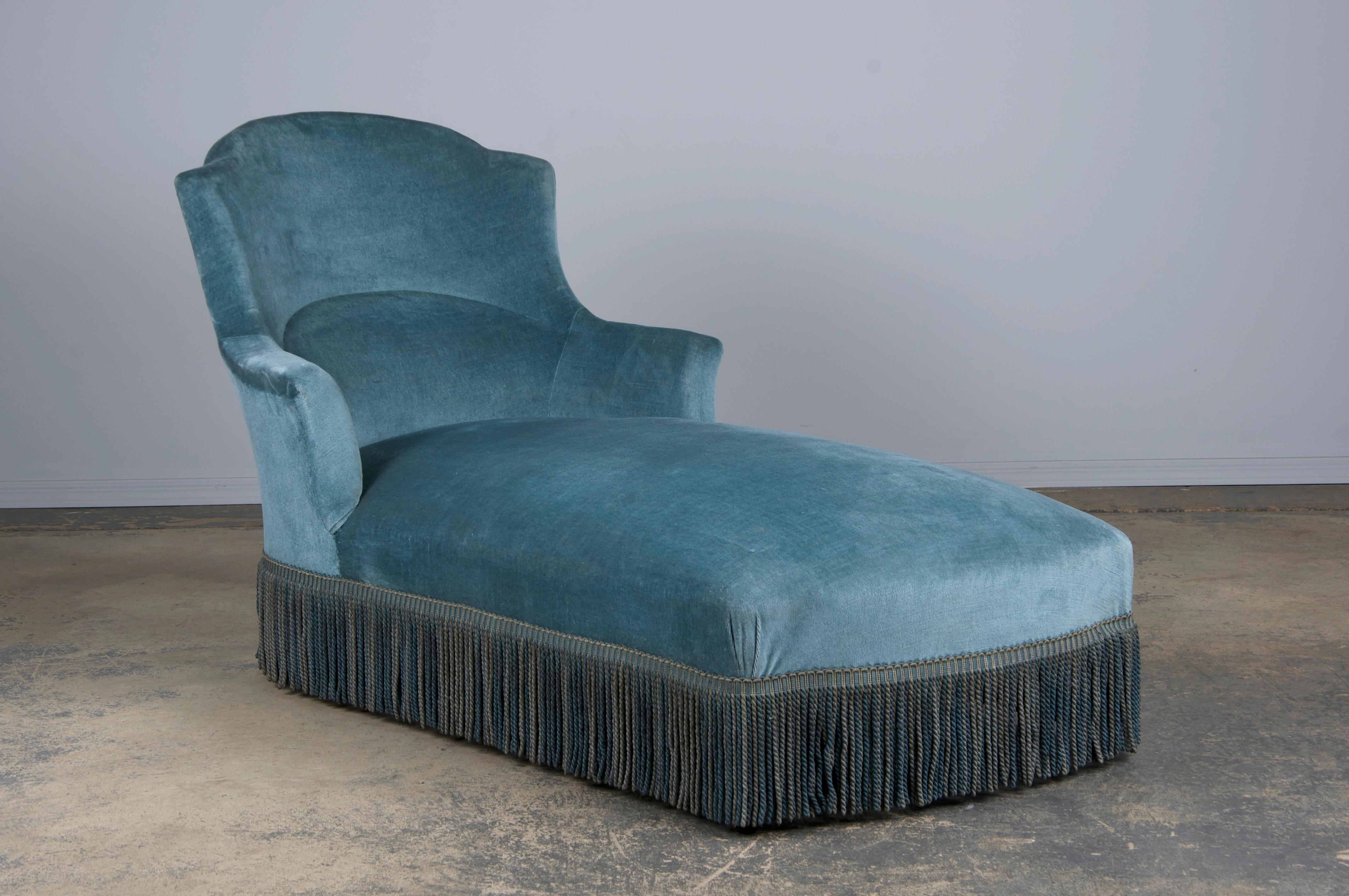 A traditional late 19th-century French chaise or daybed lounge in the taste of Napoleon III, sourced from Provence, France. This piece is hand-crafted from solid wood, featuring an elegant square back and gracefully curved arms. The chaise has