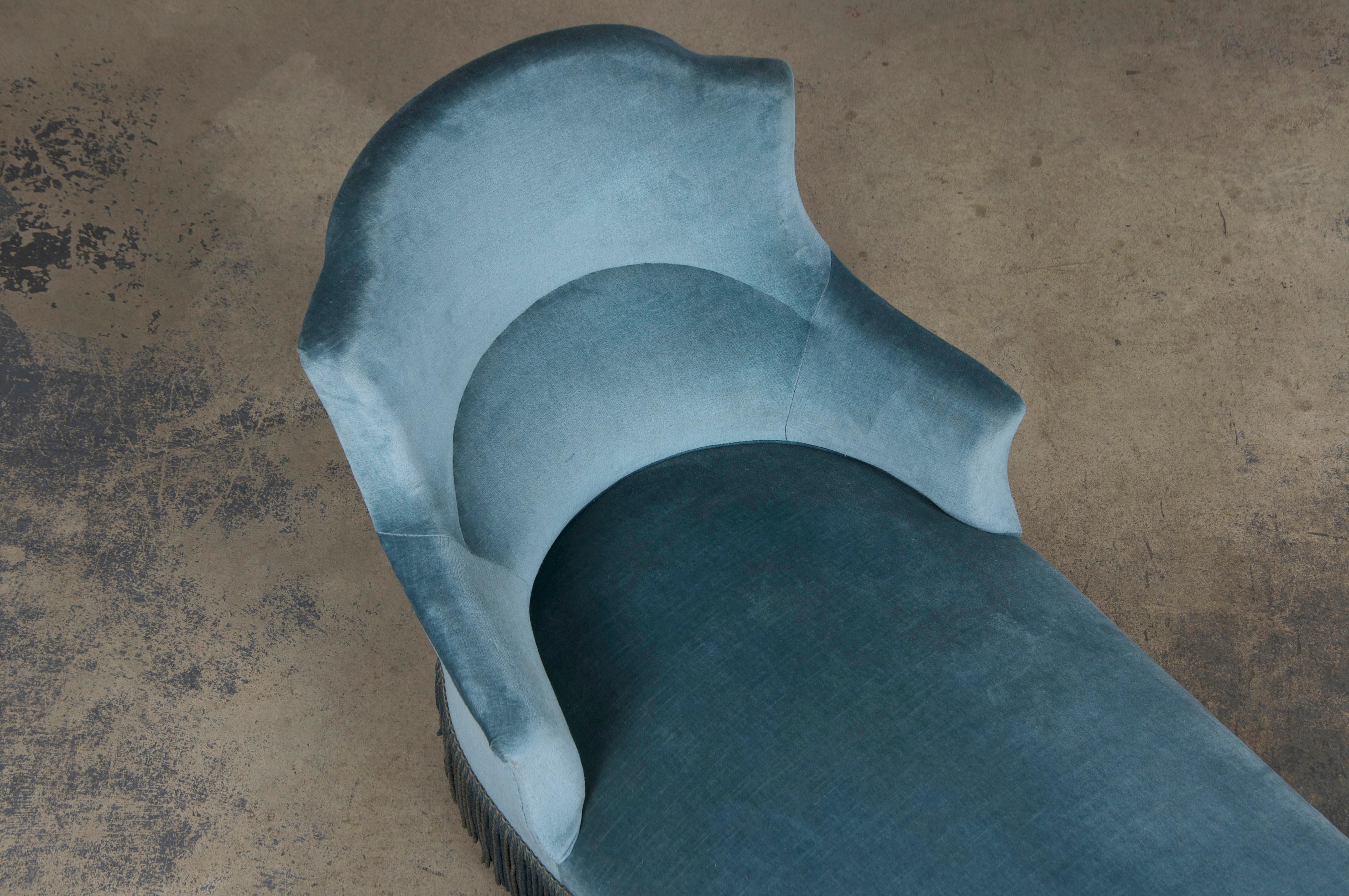 19th Century French Napoleon III Style Chaise Lounge W/ Blue Velvet For Sale 4