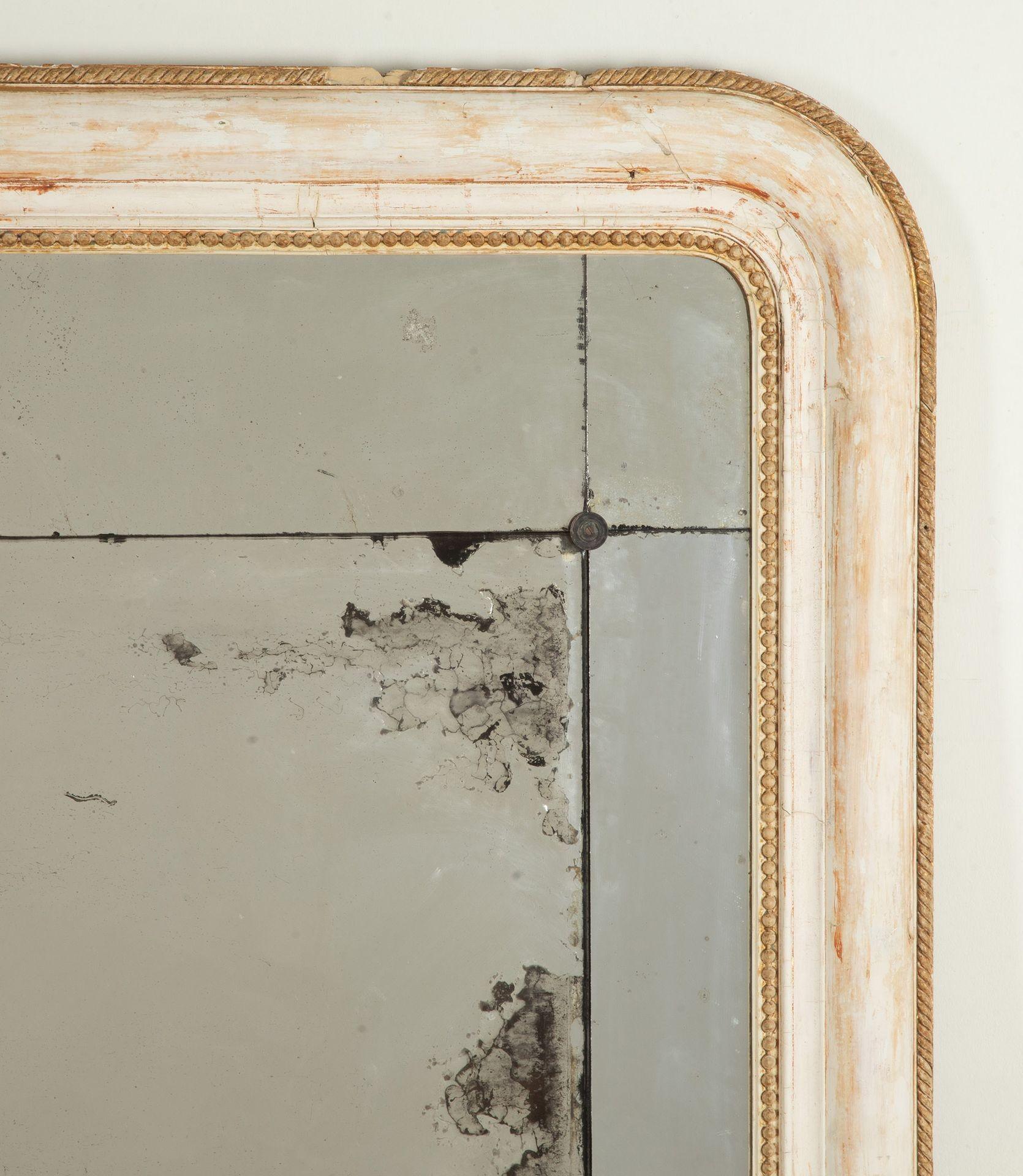 Miroir décoratif français du 19ème siècle. Cadre peint d'origine avec une plaque de miroir sectionnelle plus tardive. Dans l'ensemble, il s'agit d'un miroir de très bonne qualité.