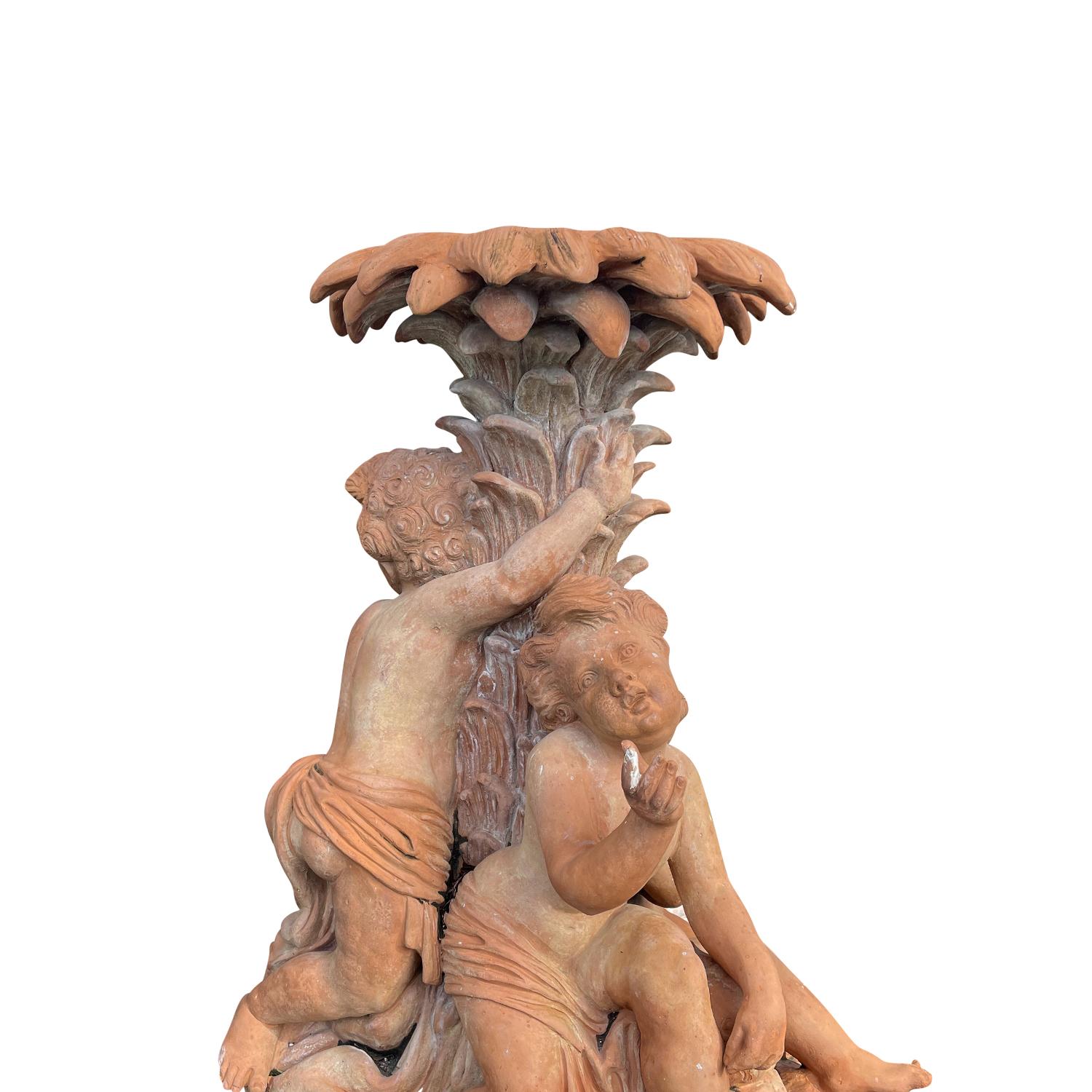 Fontana centrale in terracotta con cherubino in stile Napoleone III del XIX secolo In condizioni buone in vendita a West Palm Beach, FL