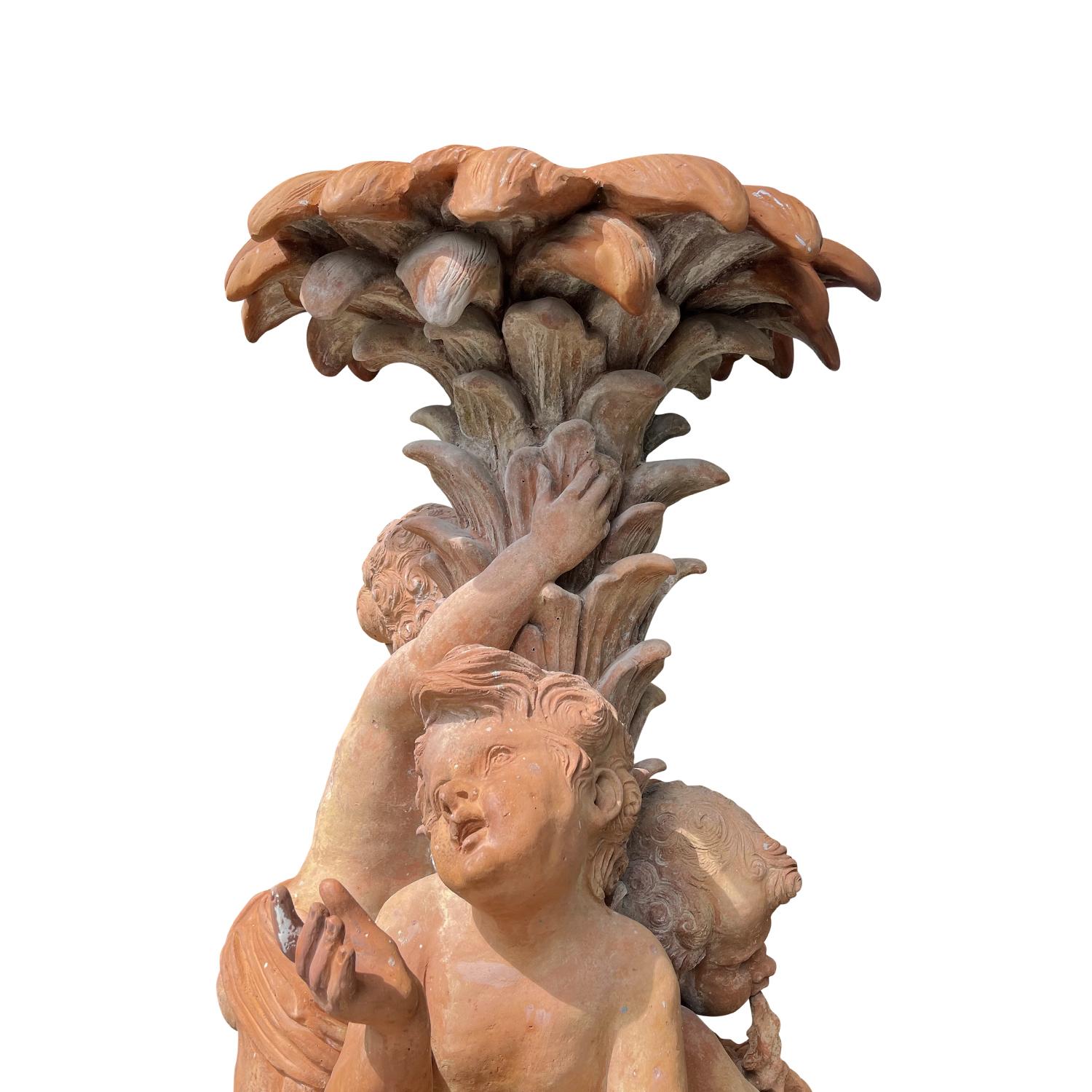 Terracotta Fontana centrale in terracotta con cherubino in stile Napoleone III del XIX secolo in vendita