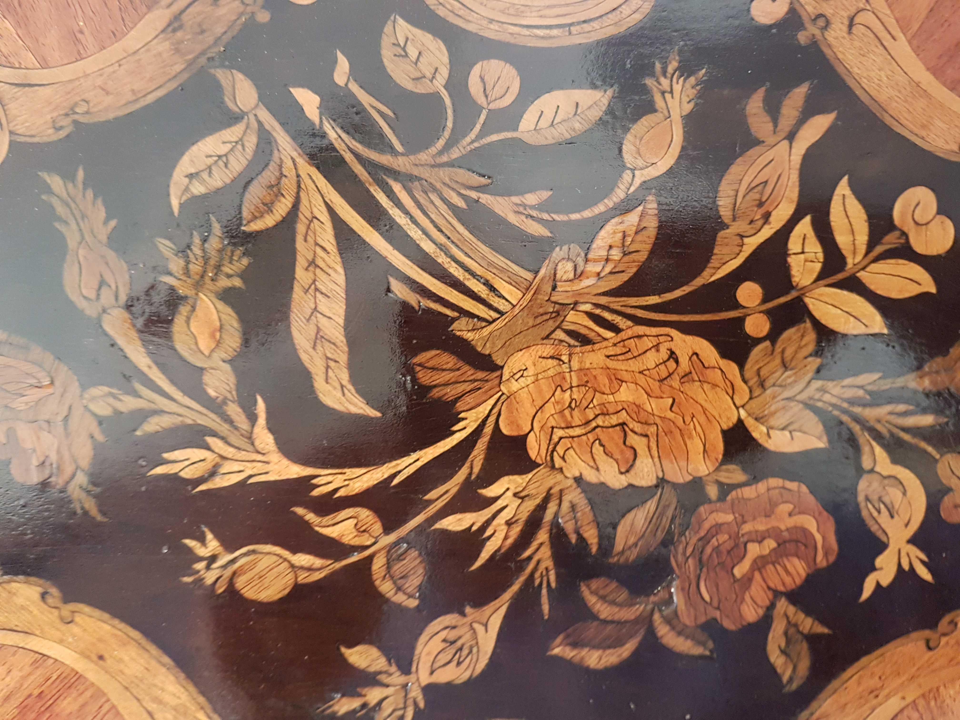 Étiquette française du 19ème siècle en marqueterie Napoléon III à trois niveaux, datant d'environ 1860 en vente 3