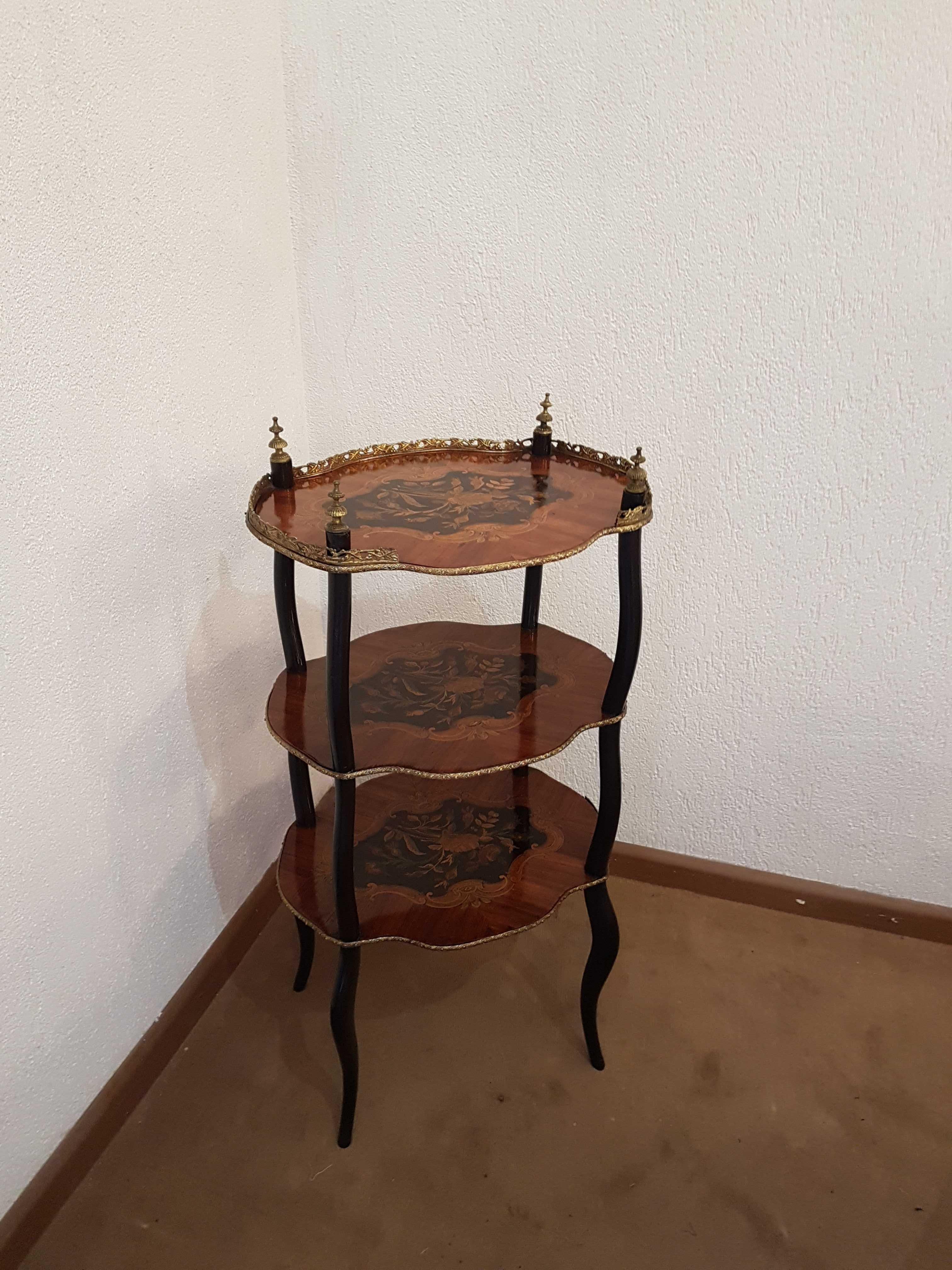 Quality antique French marquetry étagère, having a pierced gilt gallery with lovely marquetry inlaid shaped top, two shaped under-tiers with marquetry inlay, standing on four ebonized legs.
Lovely color and condition.