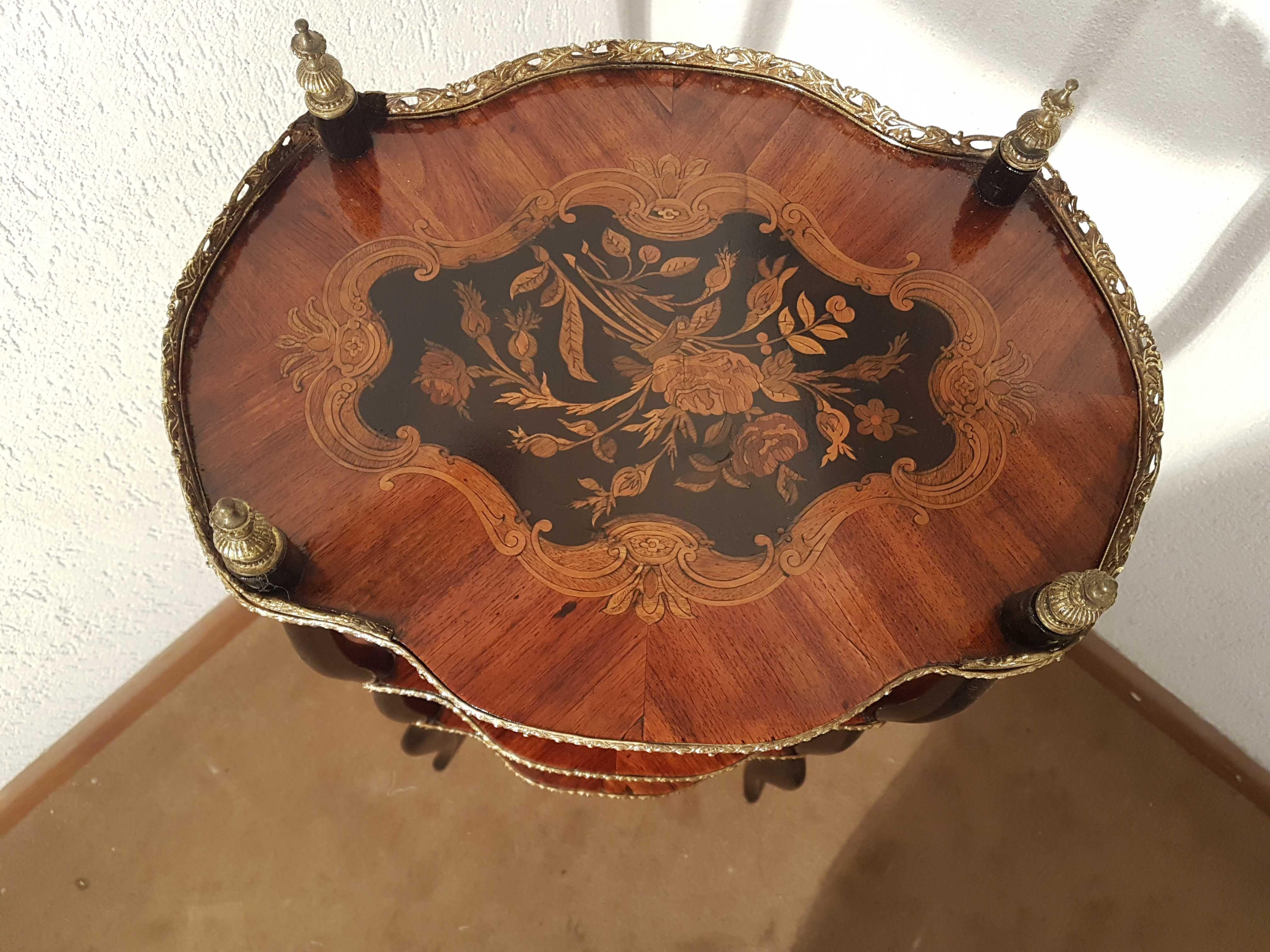 Français Étiquette française du 19ème siècle en marqueterie Napoléon III à trois niveaux, datant d'environ 1860 en vente