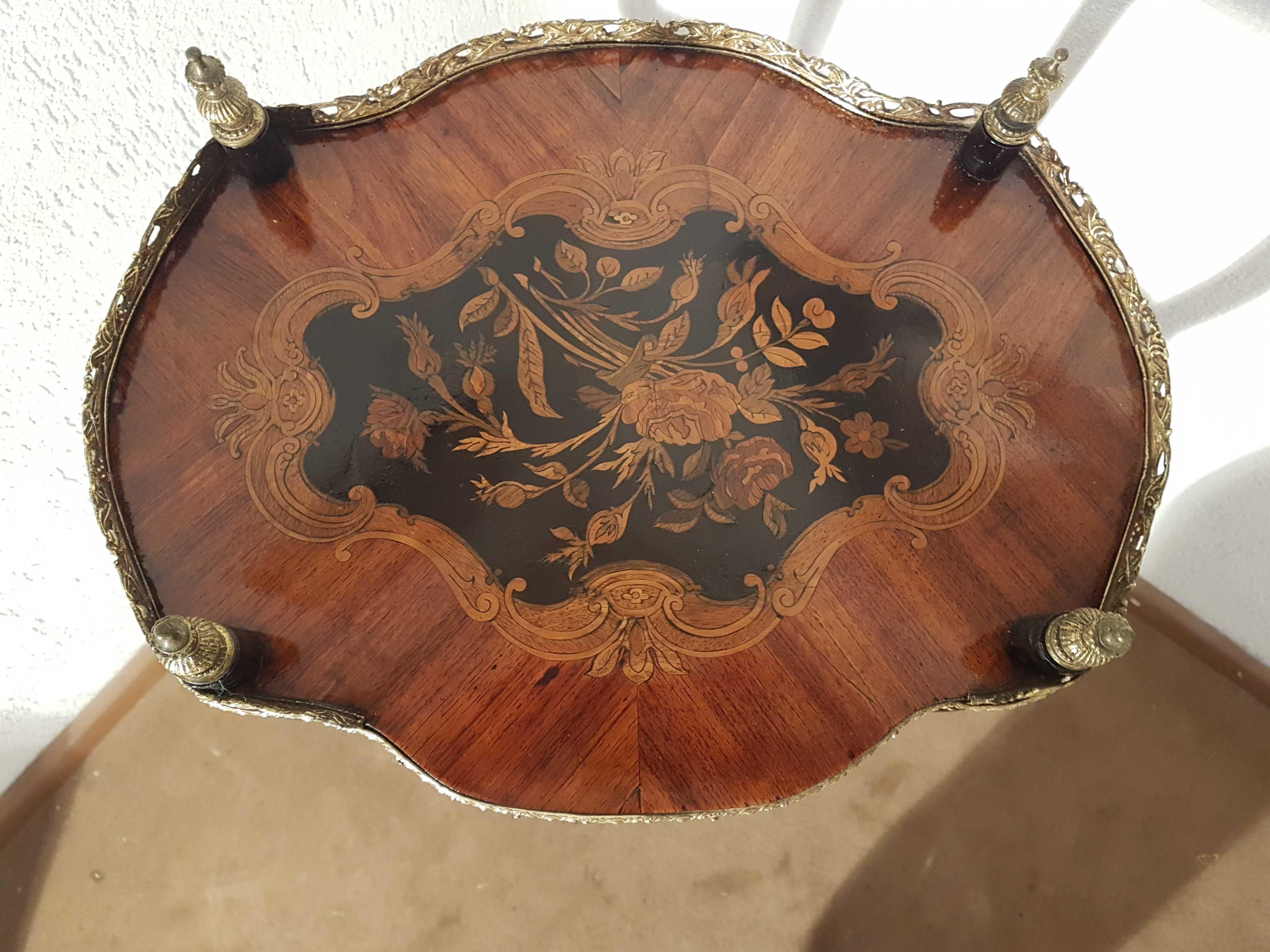Métal Étiquette française du 19ème siècle en marqueterie Napoléon III à trois niveaux, datant d'environ 1860 en vente