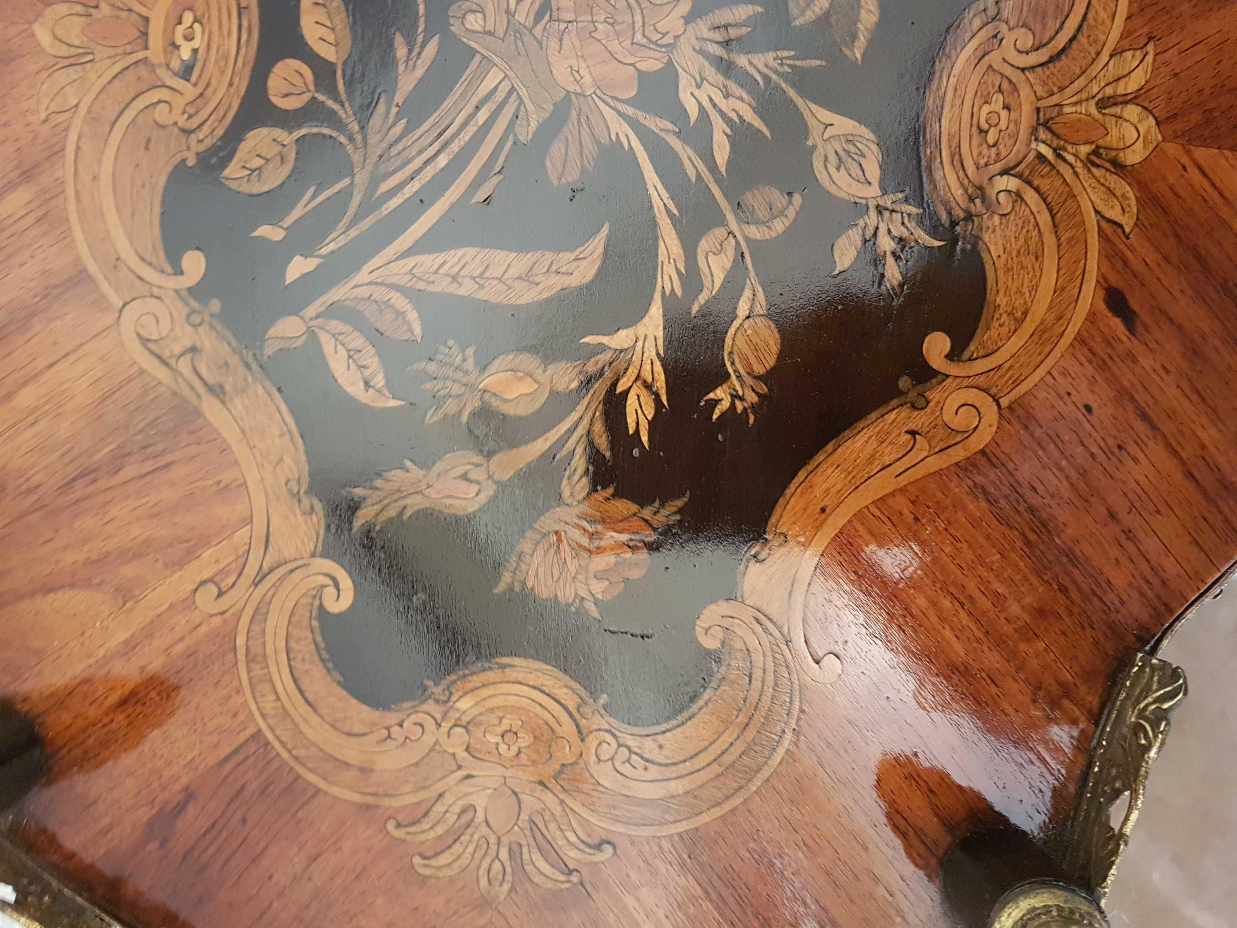 Étiquette française du 19ème siècle en marqueterie Napoléon III à trois niveaux, datant d'environ 1860 en vente 1