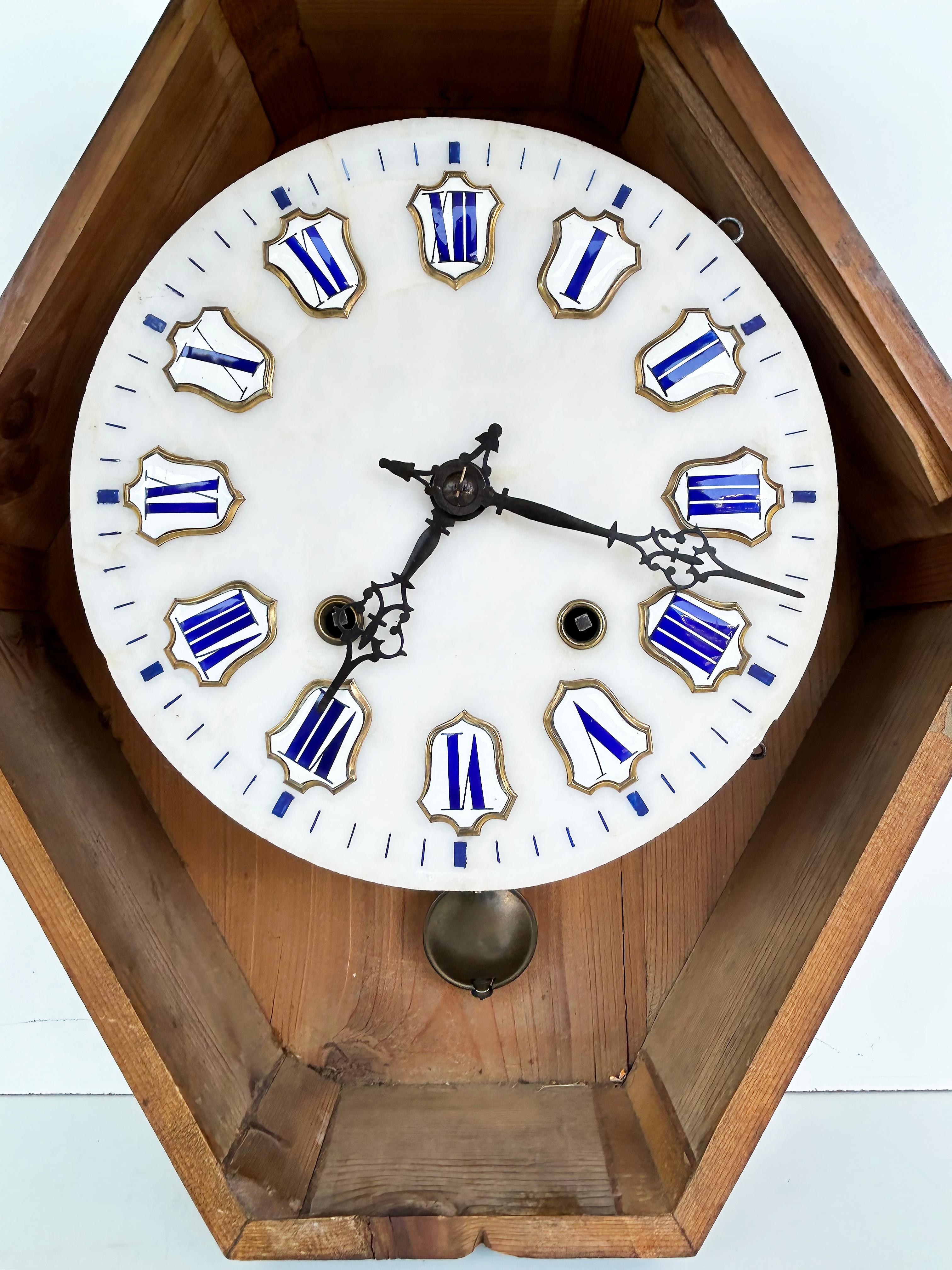 Horloge murale Napoléon III du XIXe siècle, visage émaillé et marqueterie de Wood  en vente 2