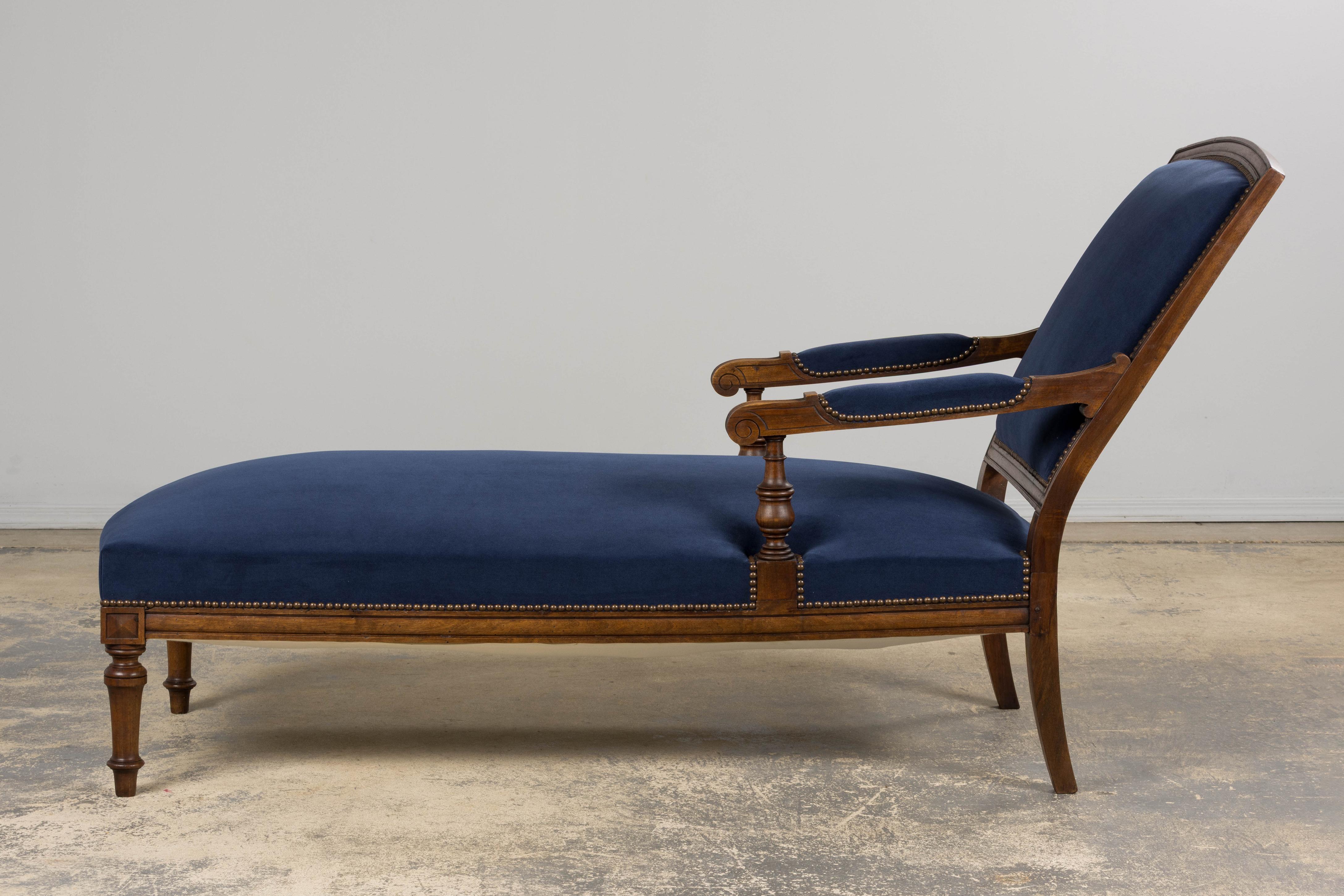 19. Jahrhundert Französisch Napoleon III Nussbaum Chaise Lounge in blauem Samt im Angebot 5