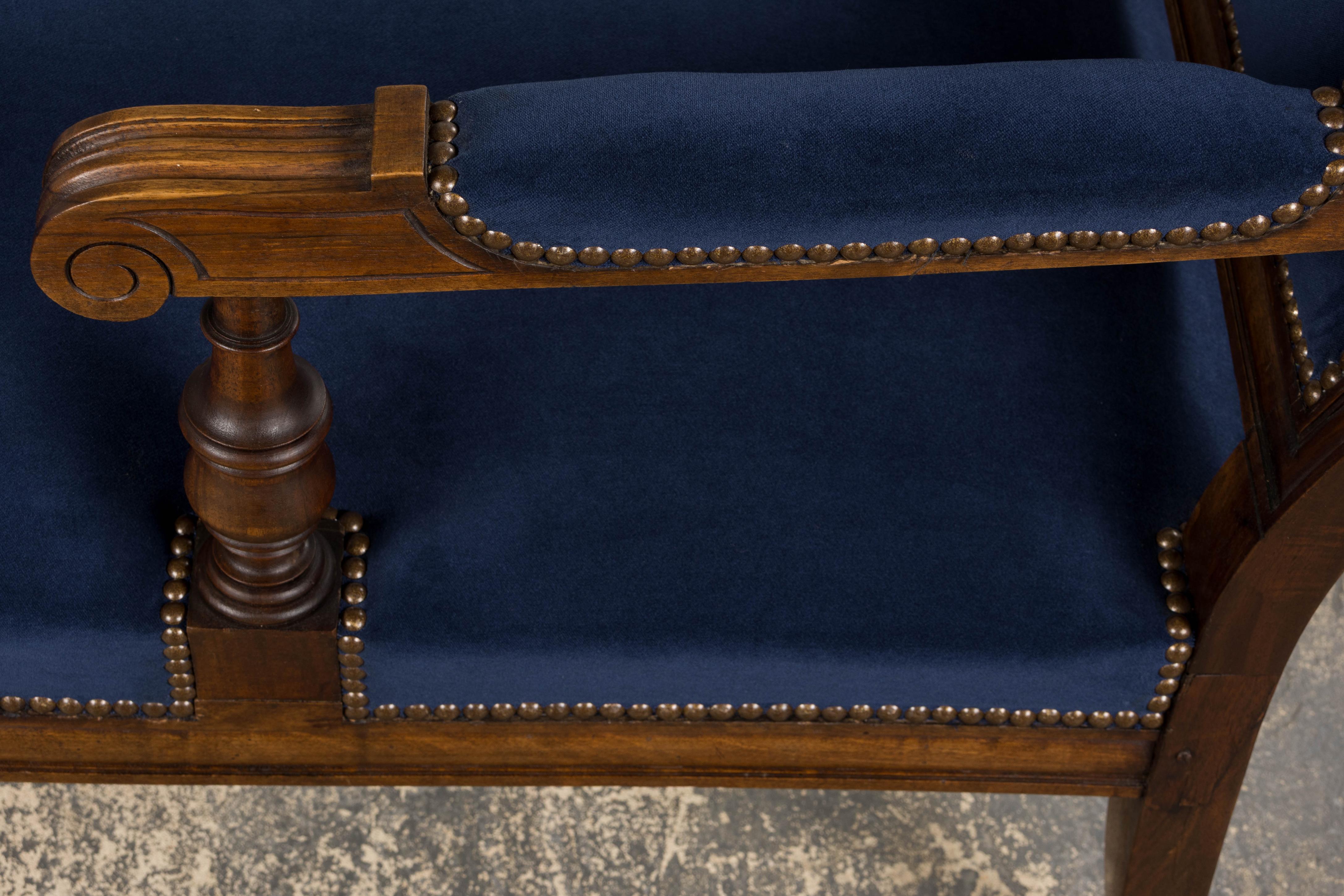 19. Jahrhundert Französisch Napoleon III Nussbaum Chaise Lounge in blauem Samt im Angebot 6