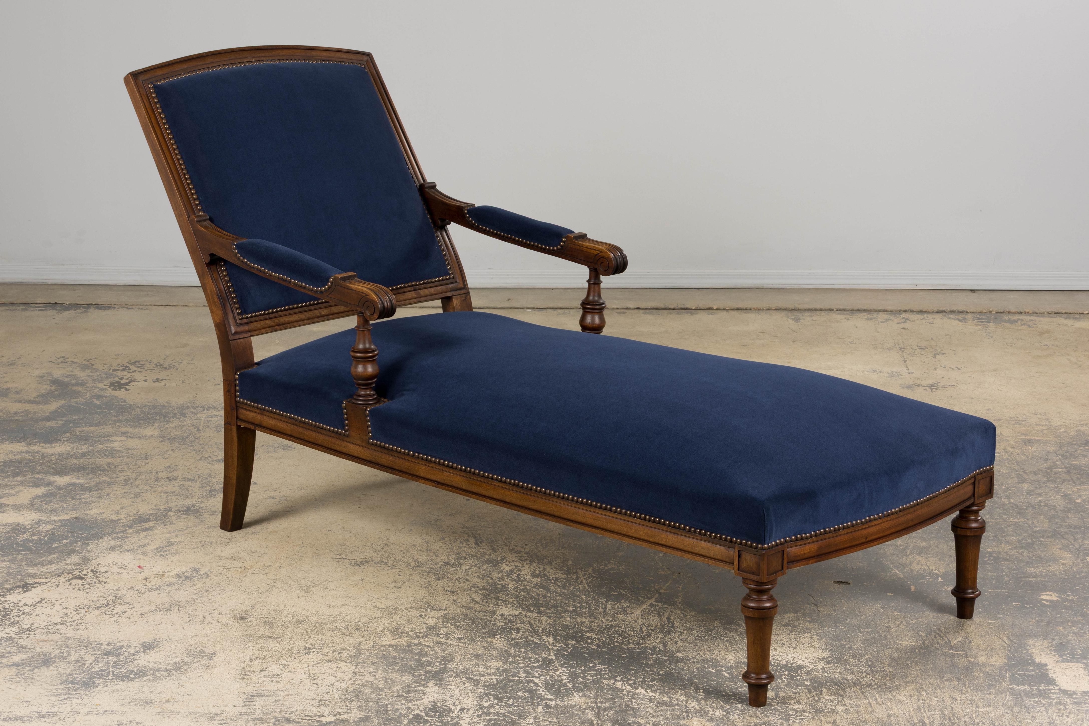 19. Jahrhundert Französisch Napoleon III Nussbaum Chaise Lounge in blauem Samt im Angebot 7