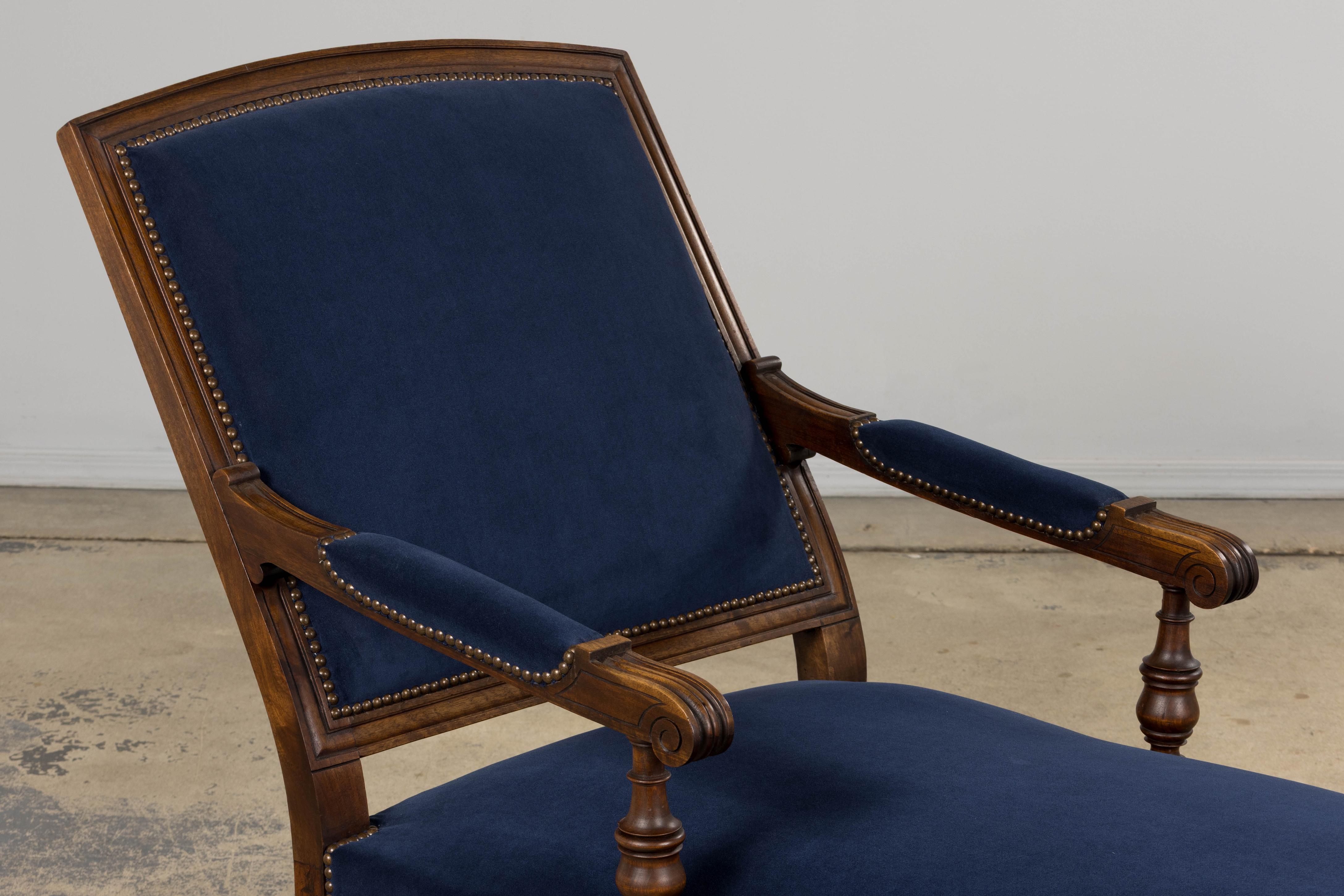 19. Jahrhundert Französisch Napoleon III Nussbaum Chaise Lounge in blauem Samt im Angebot 8