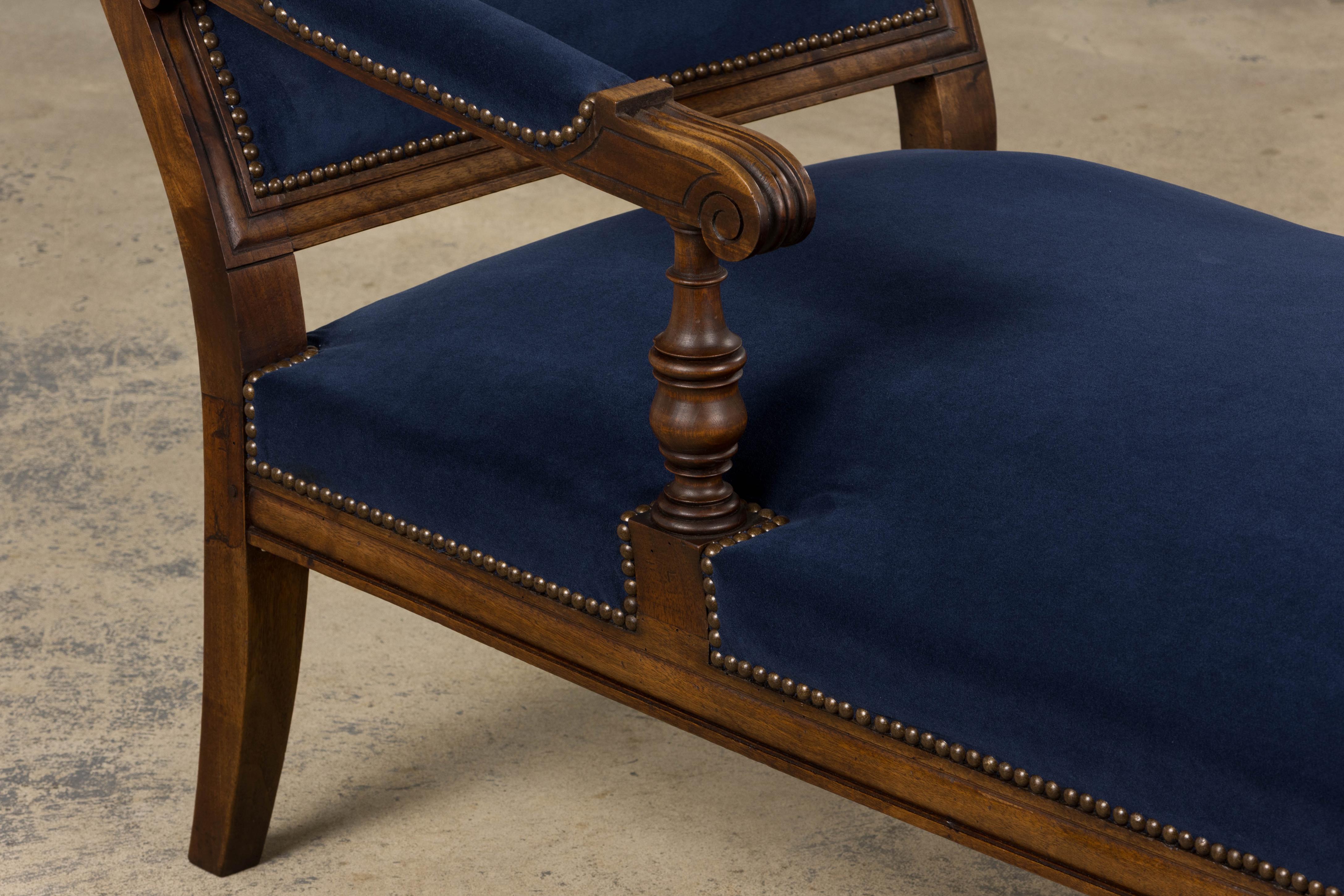 19. Jahrhundert Französisch Napoleon III Nussbaum Chaise Lounge in blauem Samt im Angebot 10
