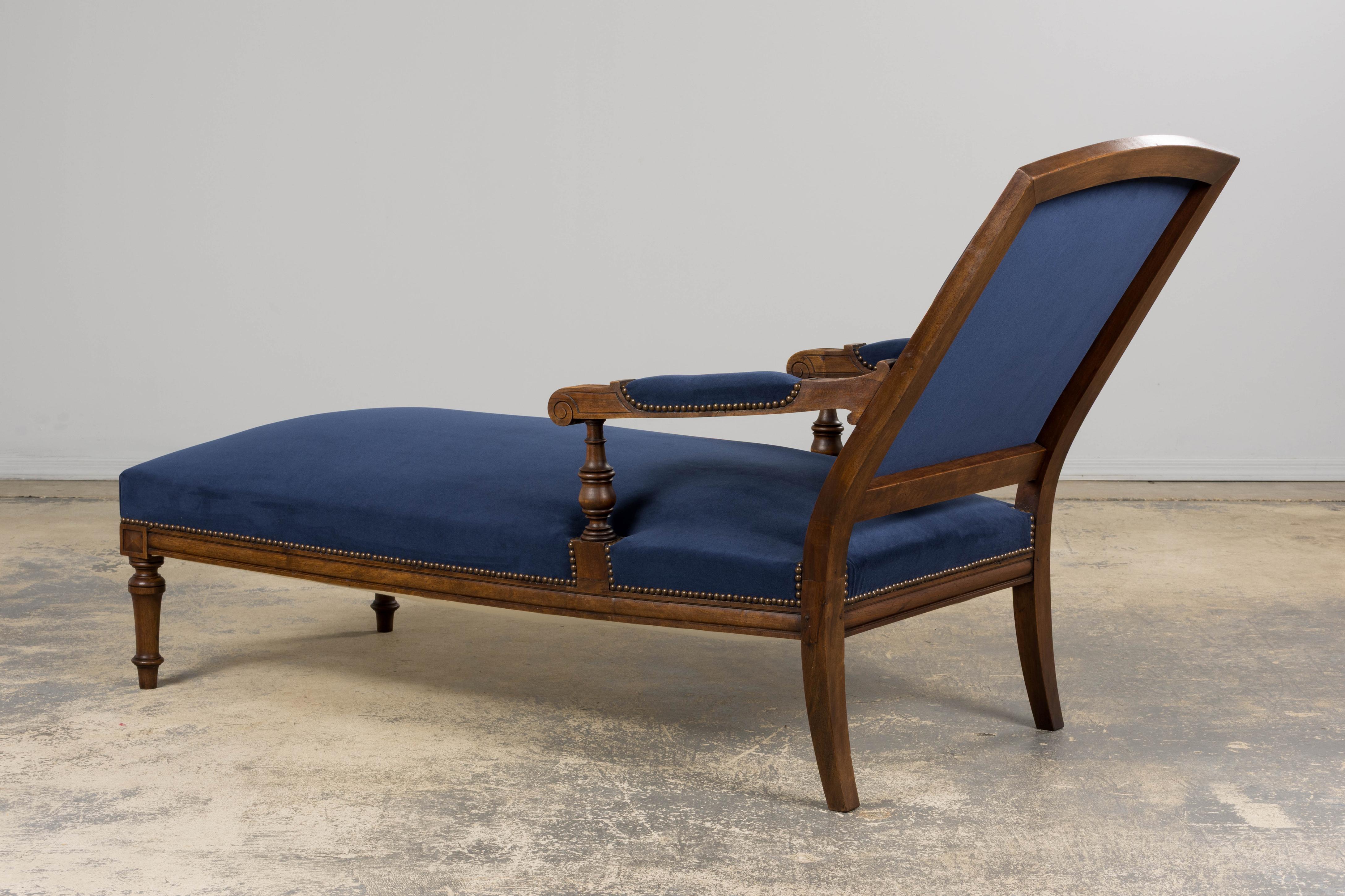 19. Jahrhundert Französisch Napoleon III Nussbaum Chaise Lounge in blauem Samt im Angebot 11