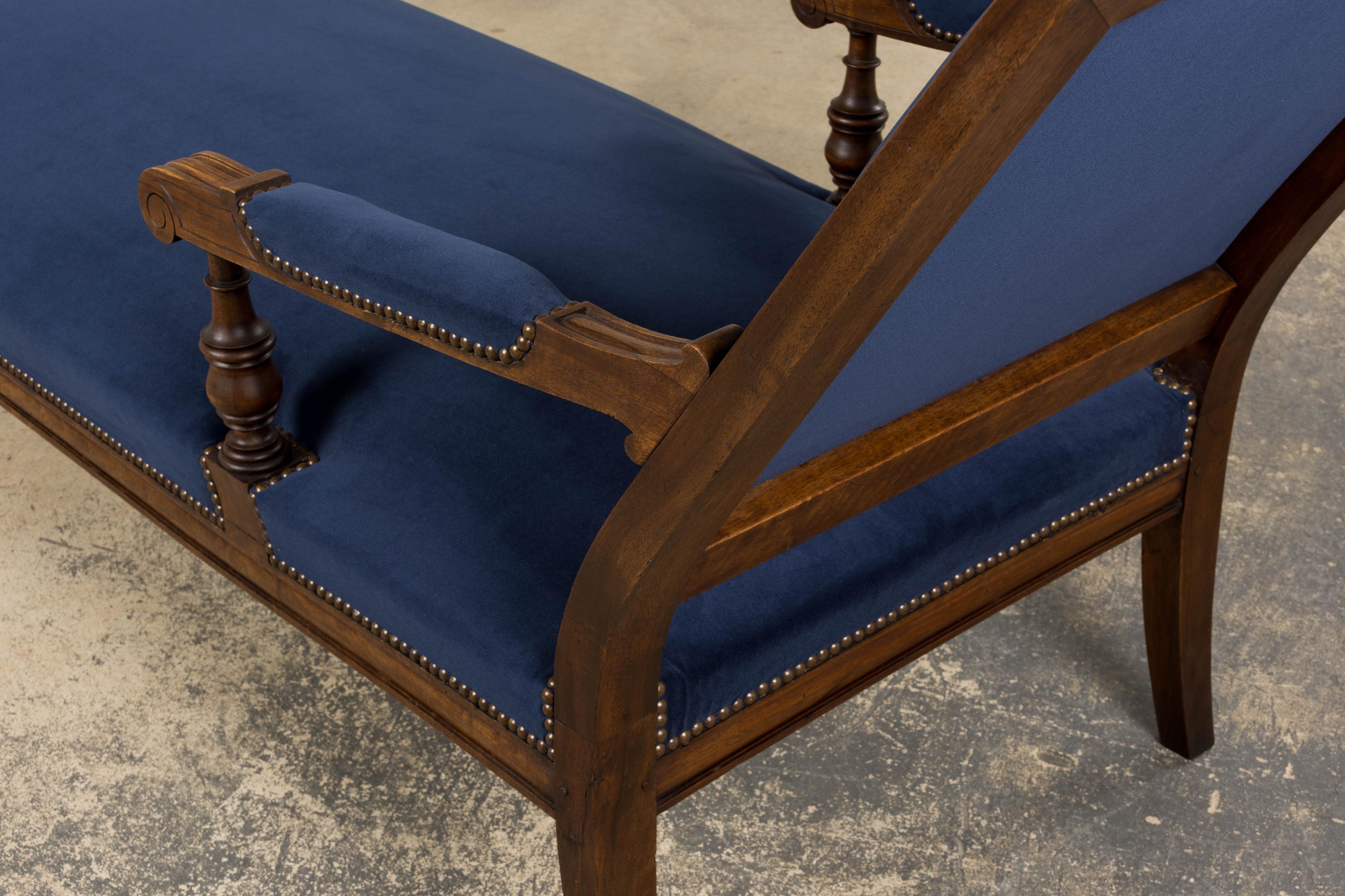 19. Jahrhundert Französisch Napoleon III Nussbaum Chaise Lounge in blauem Samt im Angebot 12