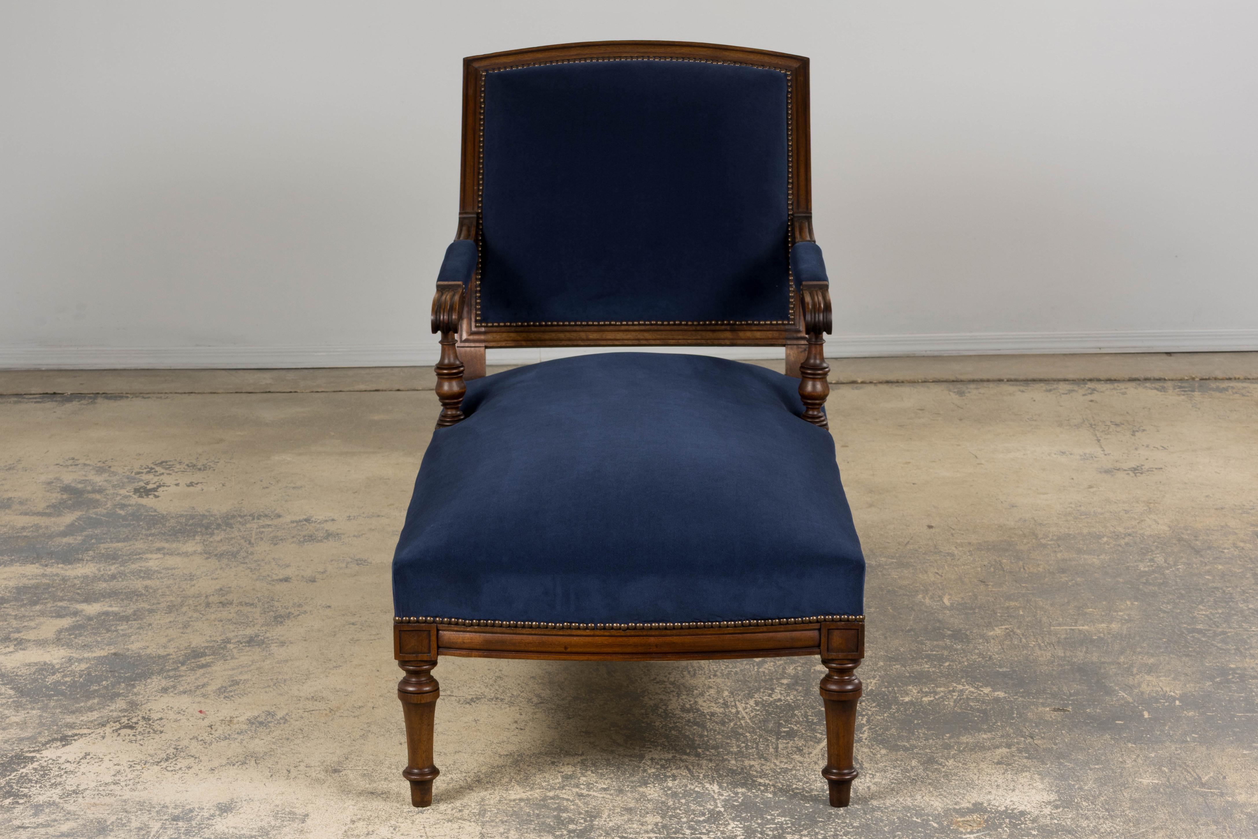 Eine außergewöhnliche franz�ösische Chaiselongue aus der Mitte des 19. Jahrhunderts aus der Zeit Napoleons III. mit klaren Linien, exquisiten Details und einer souveränen, aber raffinierten Präsenz. Das aus Paris stammende Möbelstück ist aus massivem