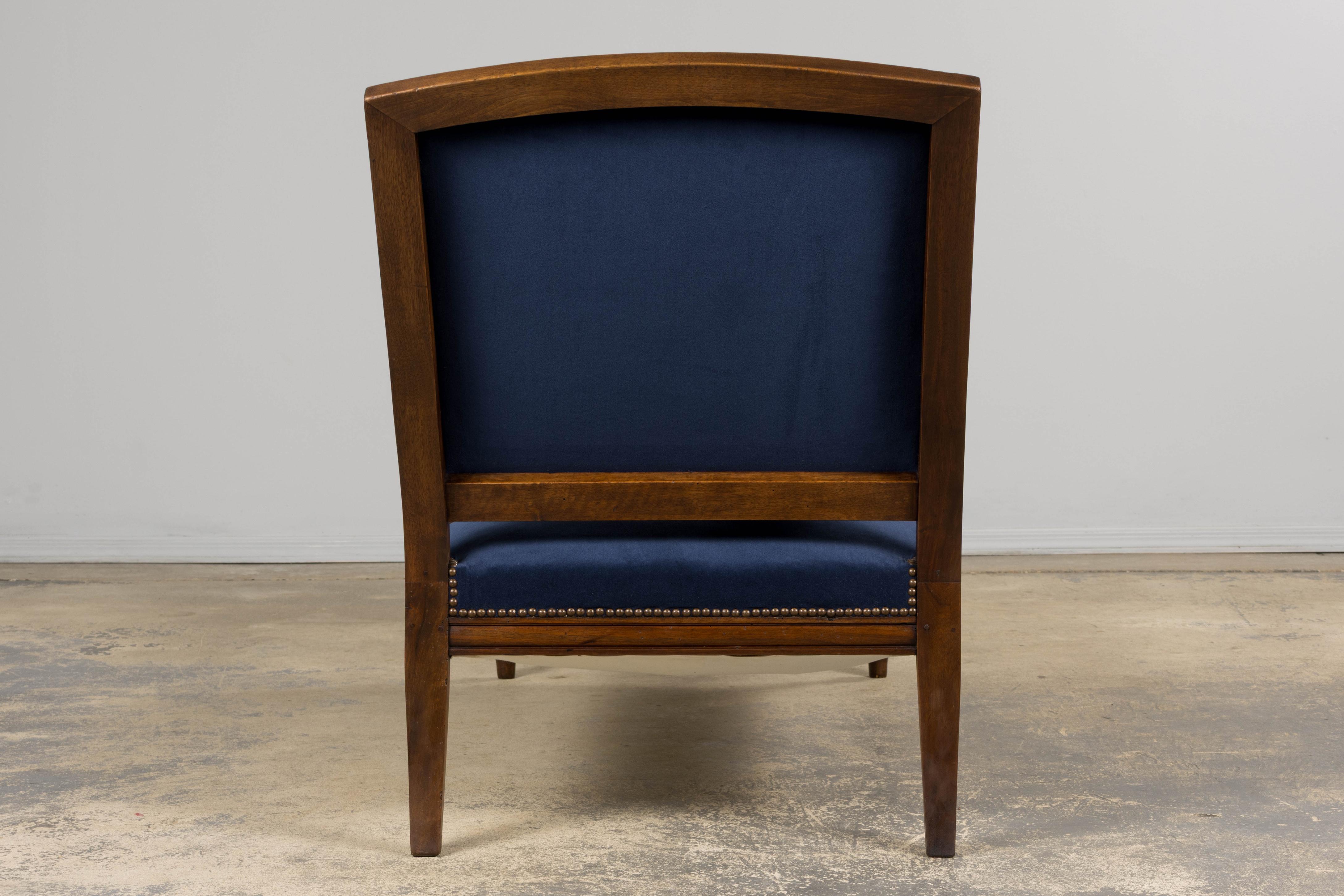 19. Jahrhundert Französisch Napoleon III Nussbaum Chaise Lounge in blauem Samt im Angebot 15