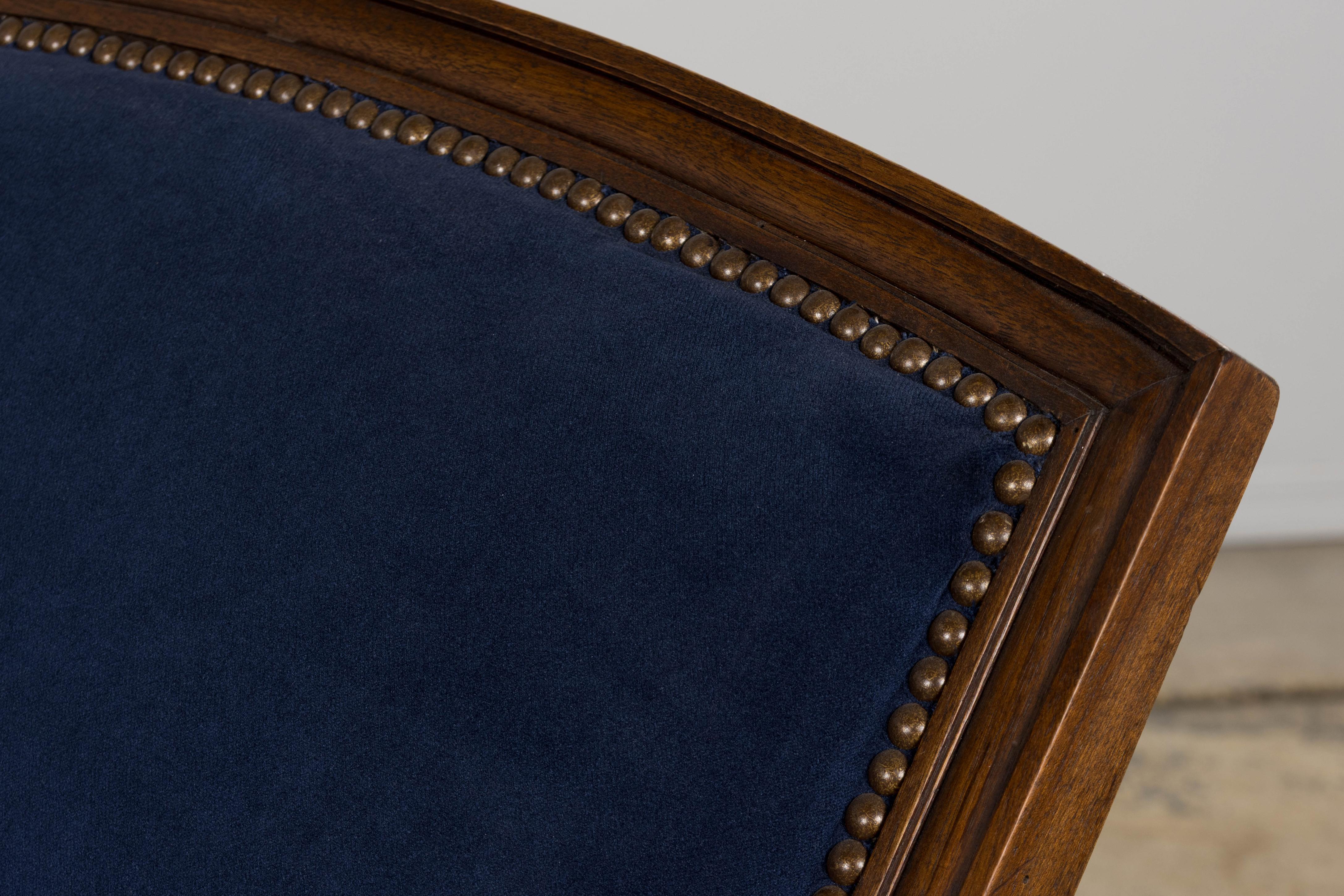 19. Jahrhundert Französisch Napoleon III Nussbaum Chaise Lounge in blauem Samt (Napoleon III.) im Angebot
