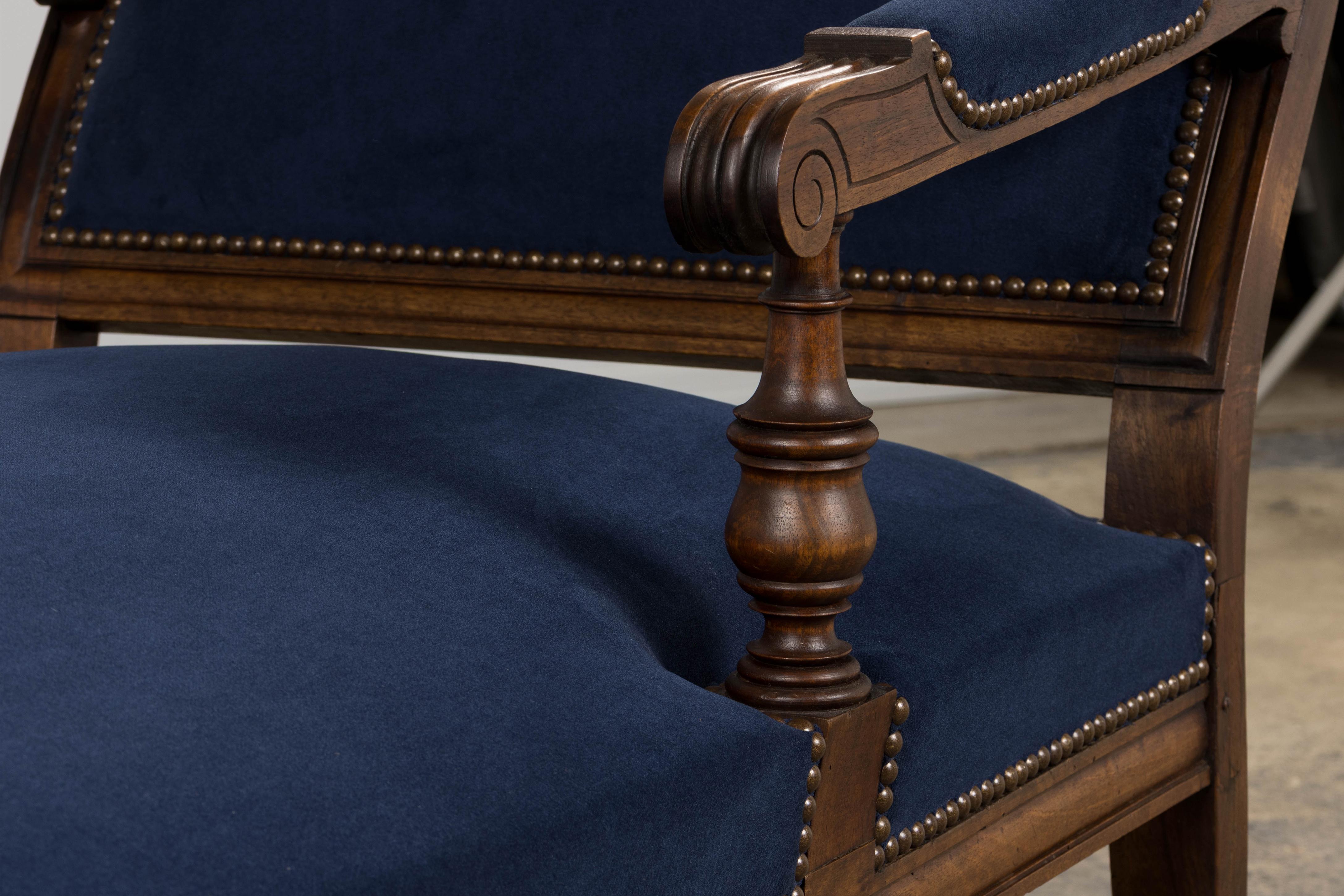 19. Jahrhundert Französisch Napoleon III Nussbaum Chaise Lounge in blauem Samt (Handgeschnitzt) im Angebot