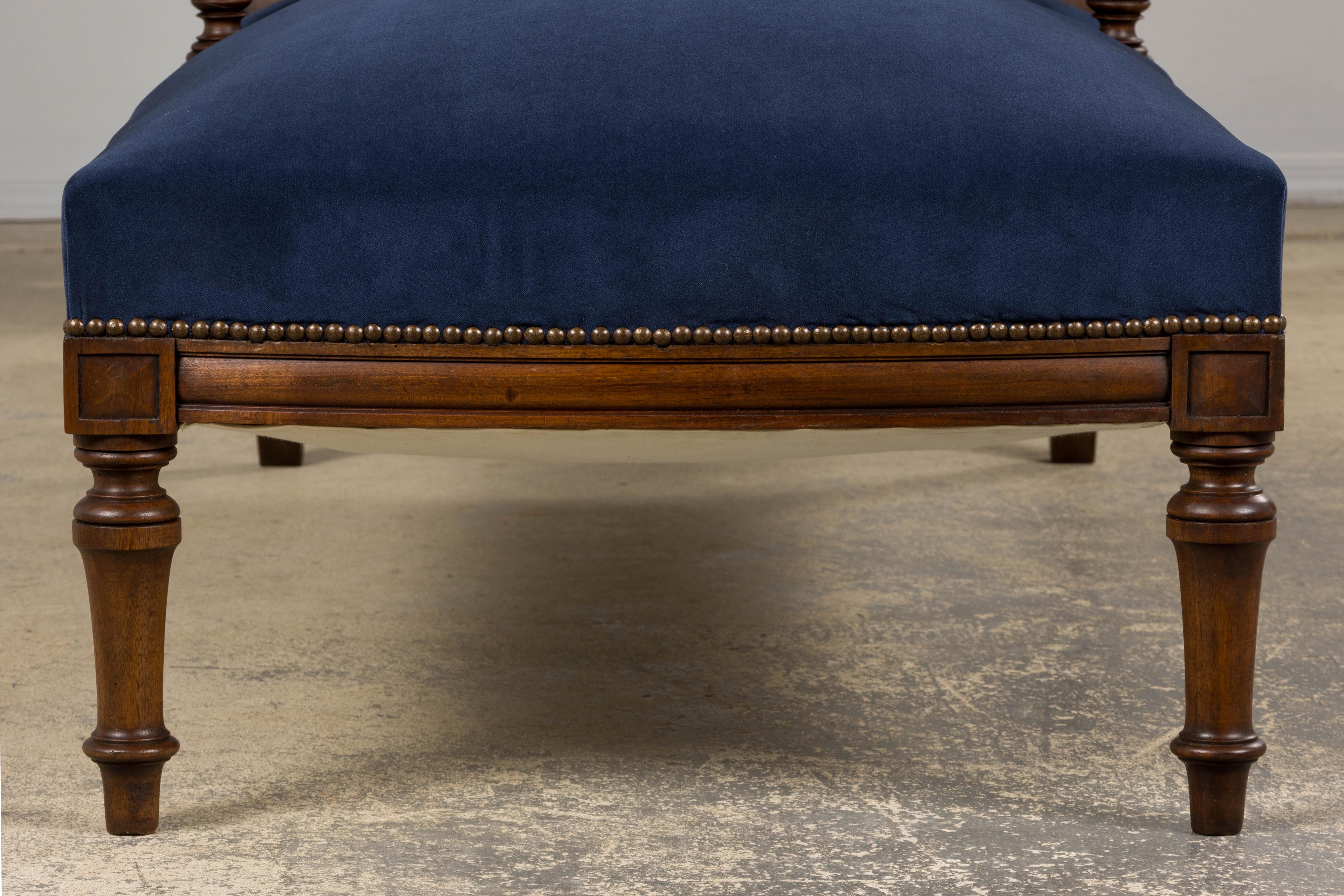 19. Jahrhundert Französisch Napoleon III Nussbaum Chaise Lounge in blauem Samt im Zustand „Gut“ im Angebot in Astoria, NY