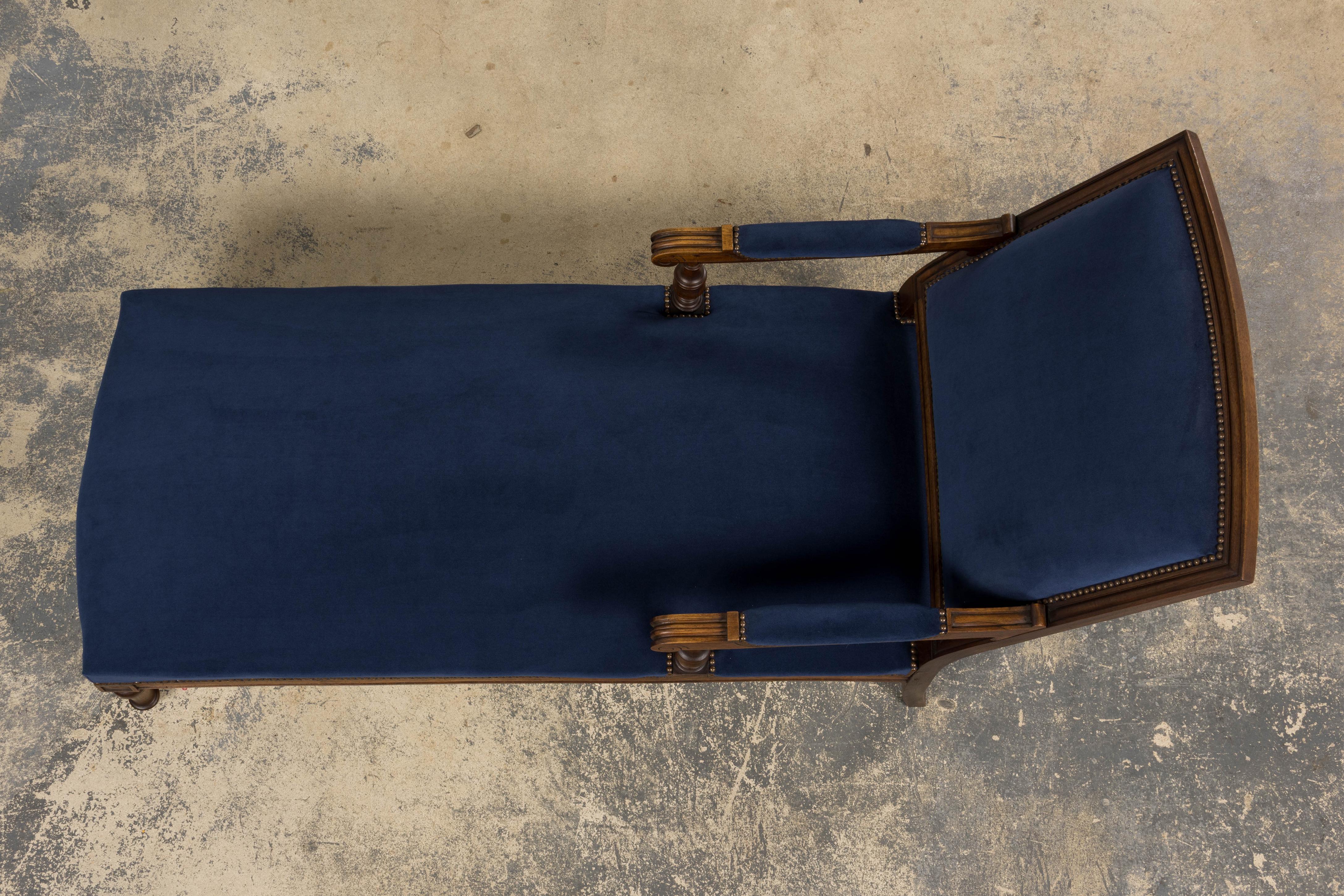 19. Jahrhundert Französisch Napoleon III Nussbaum Chaise Lounge in blauem Samt im Angebot 1