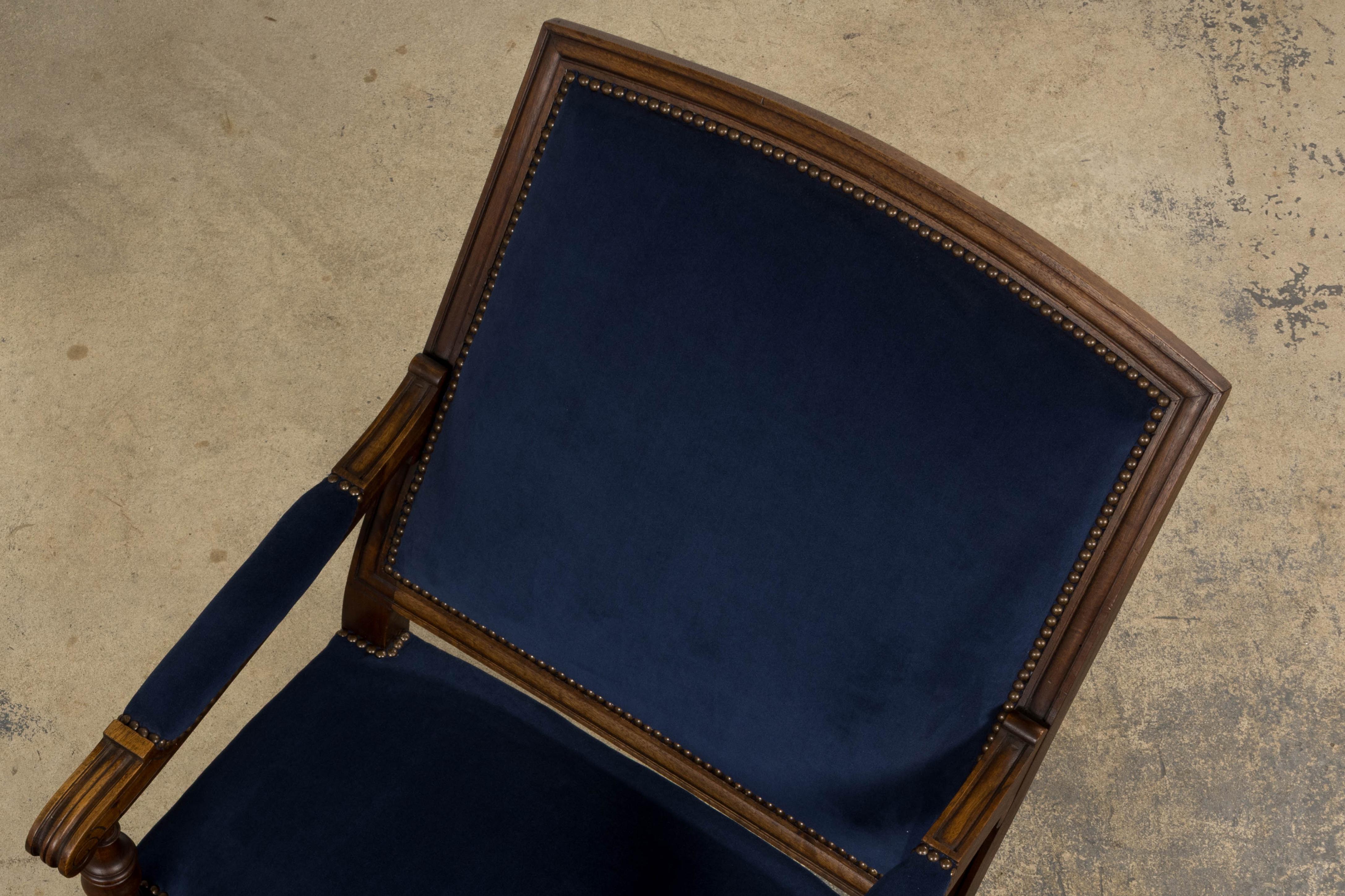 19. Jahrhundert Französisch Napoleon III Nussbaum Chaise Lounge in blauem Samt im Angebot 2