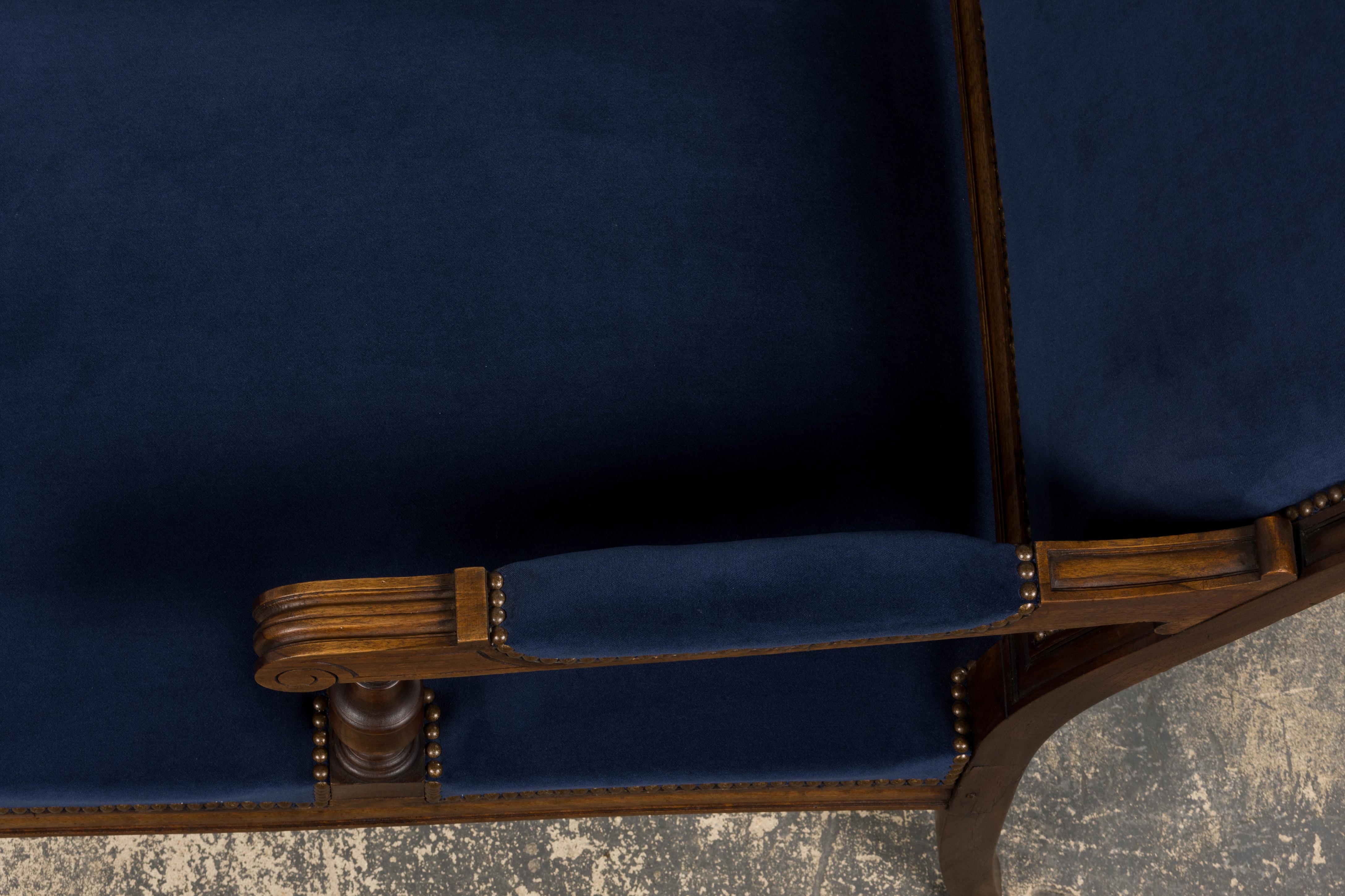 19. Jahrhundert Französisch Napoleon III Nussbaum Chaise Lounge in blauem Samt im Angebot 3