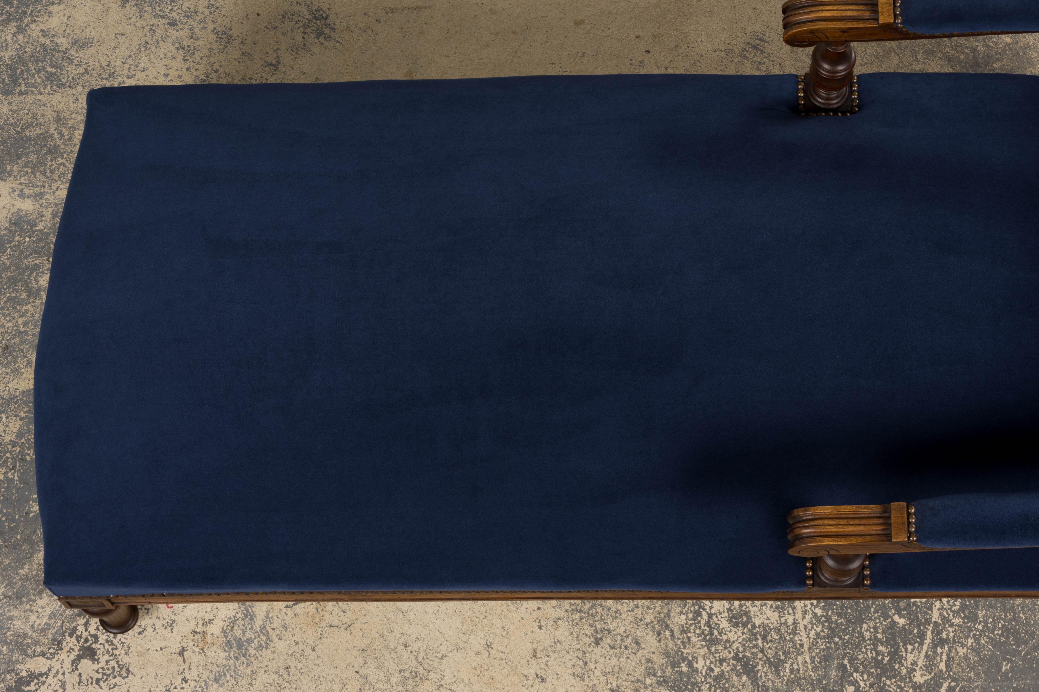 19. Jahrhundert Französisch Napoleon III Nussbaum Chaise Lounge in blauem Samt im Angebot 4