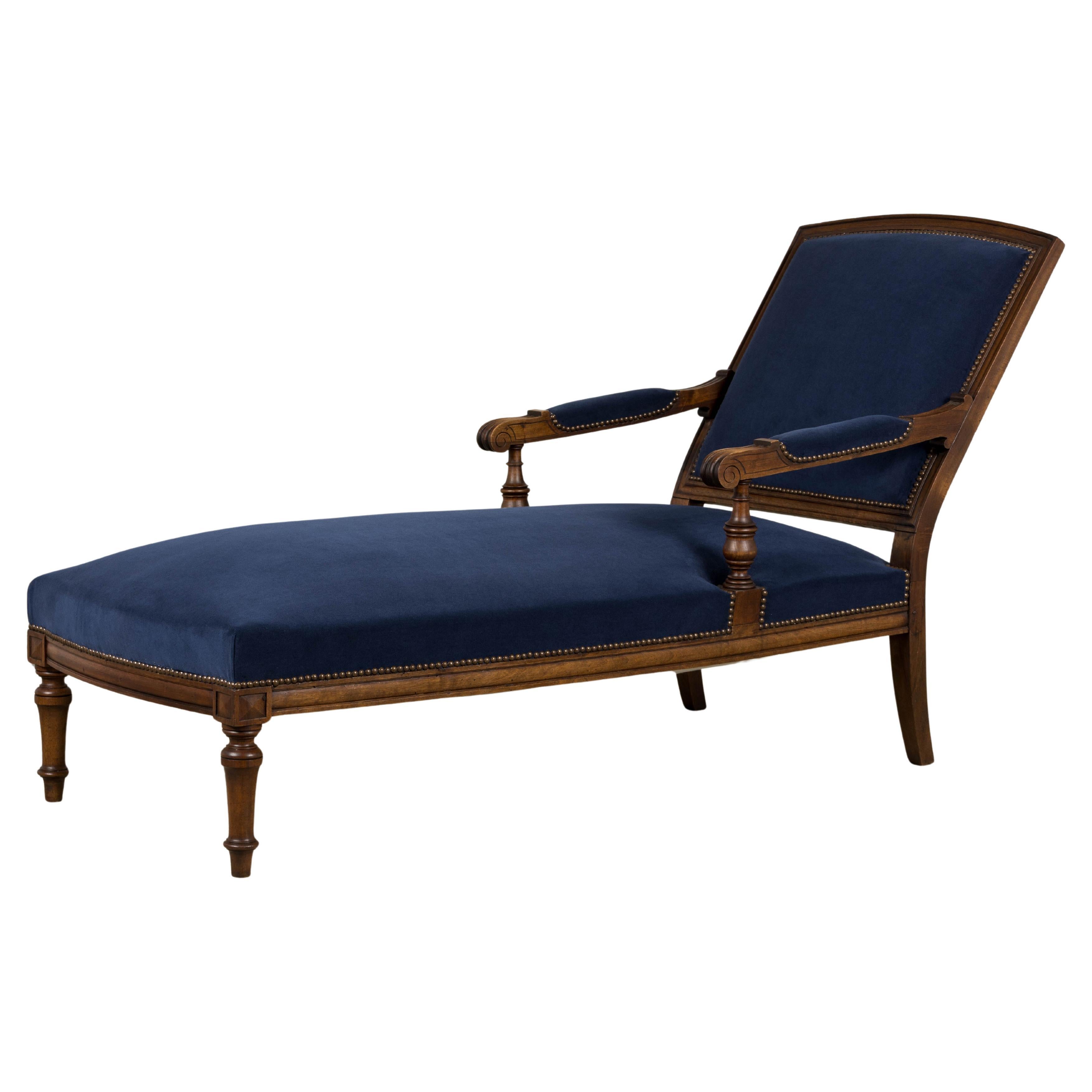 19. Jahrhundert Französisch Napoleon III Nussbaum Chaise Lounge in blauem Samt im Angebot