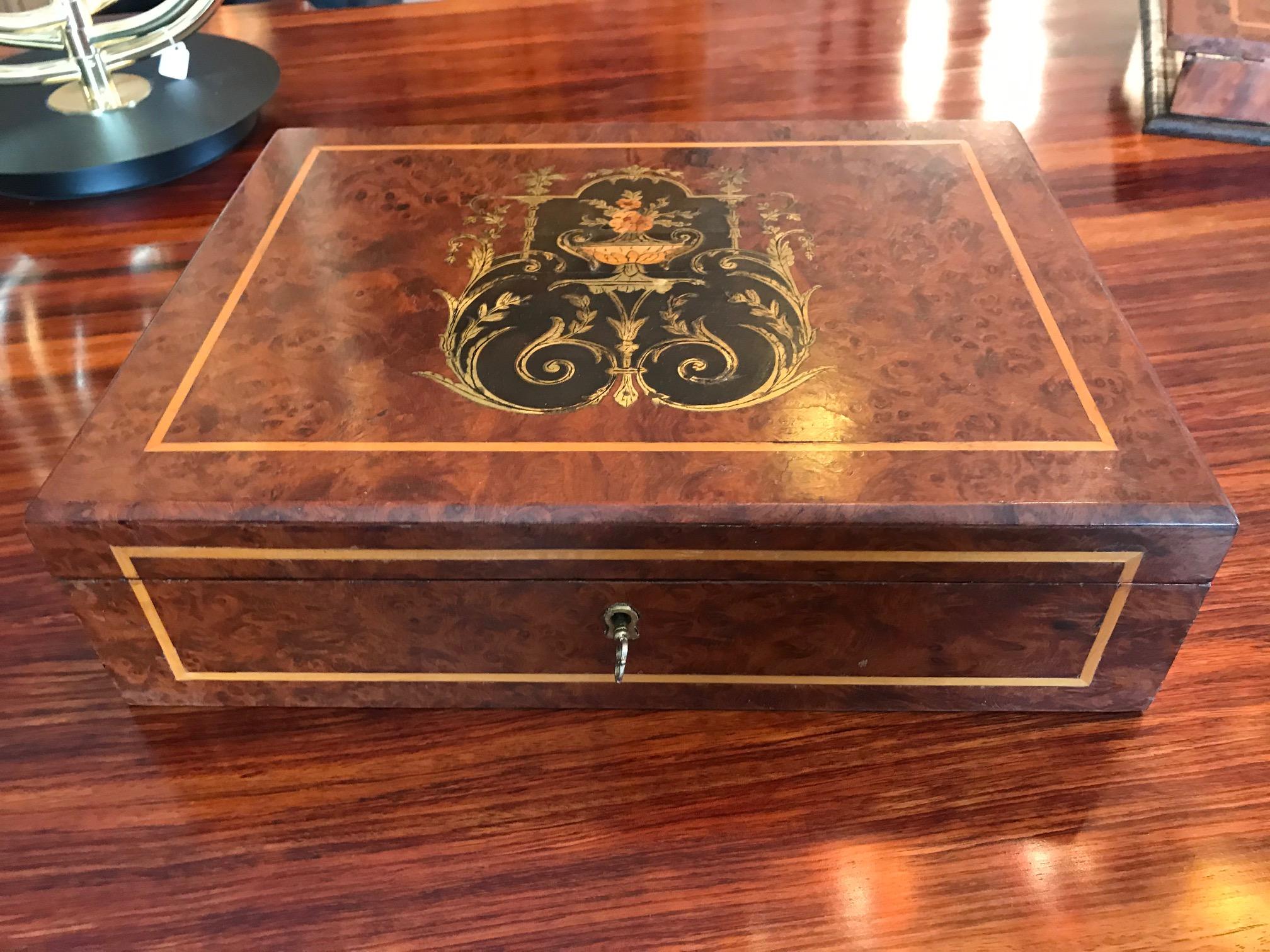 Very nice 19th century French Napoleon III walnut and gilded brass marquetry mail case from 1870s.
Brass marquetry representing a flower bouquet.
Original key. Beautiful quality.
 