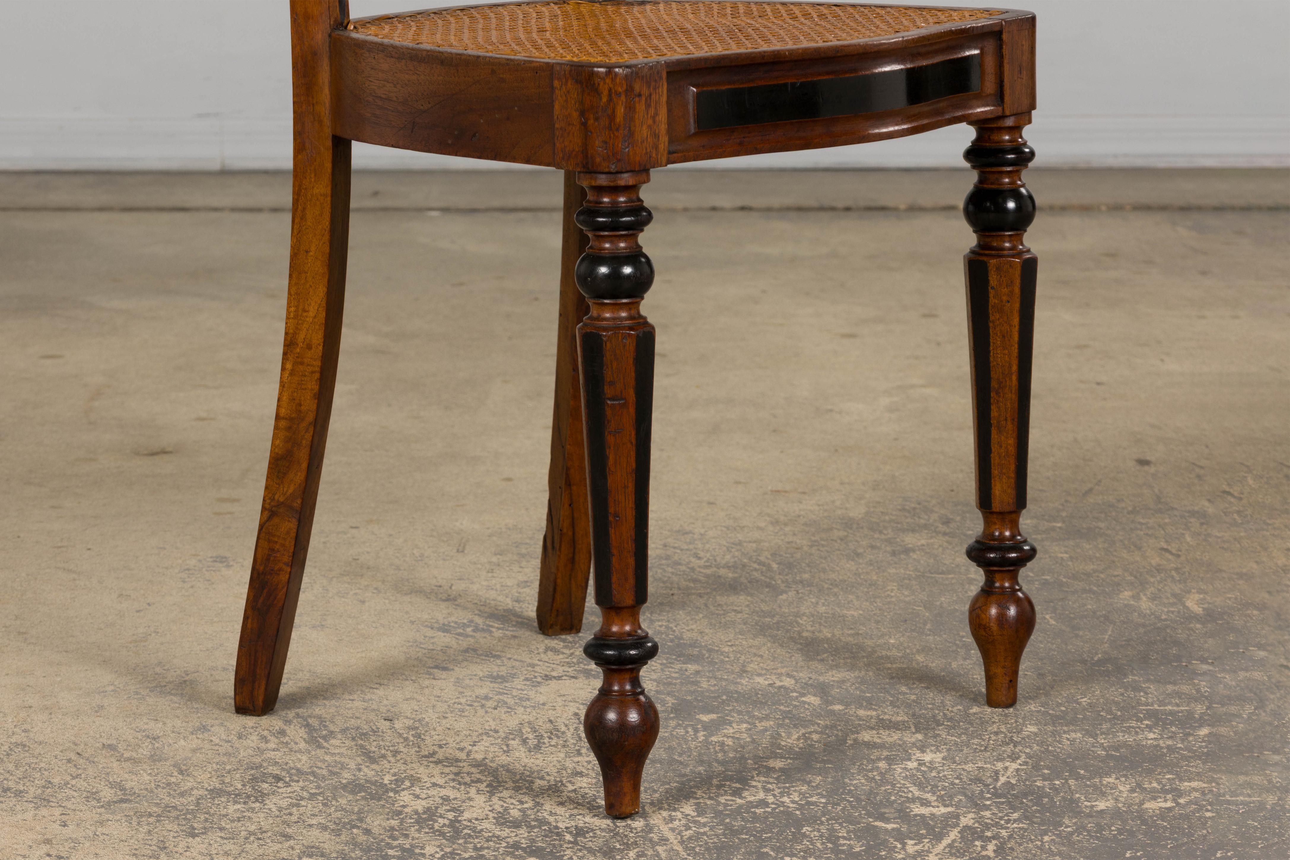 Paire de chaises d'appoint en noyer Napoléon III du 19e siècle avec sièges en cannage en vente 4
