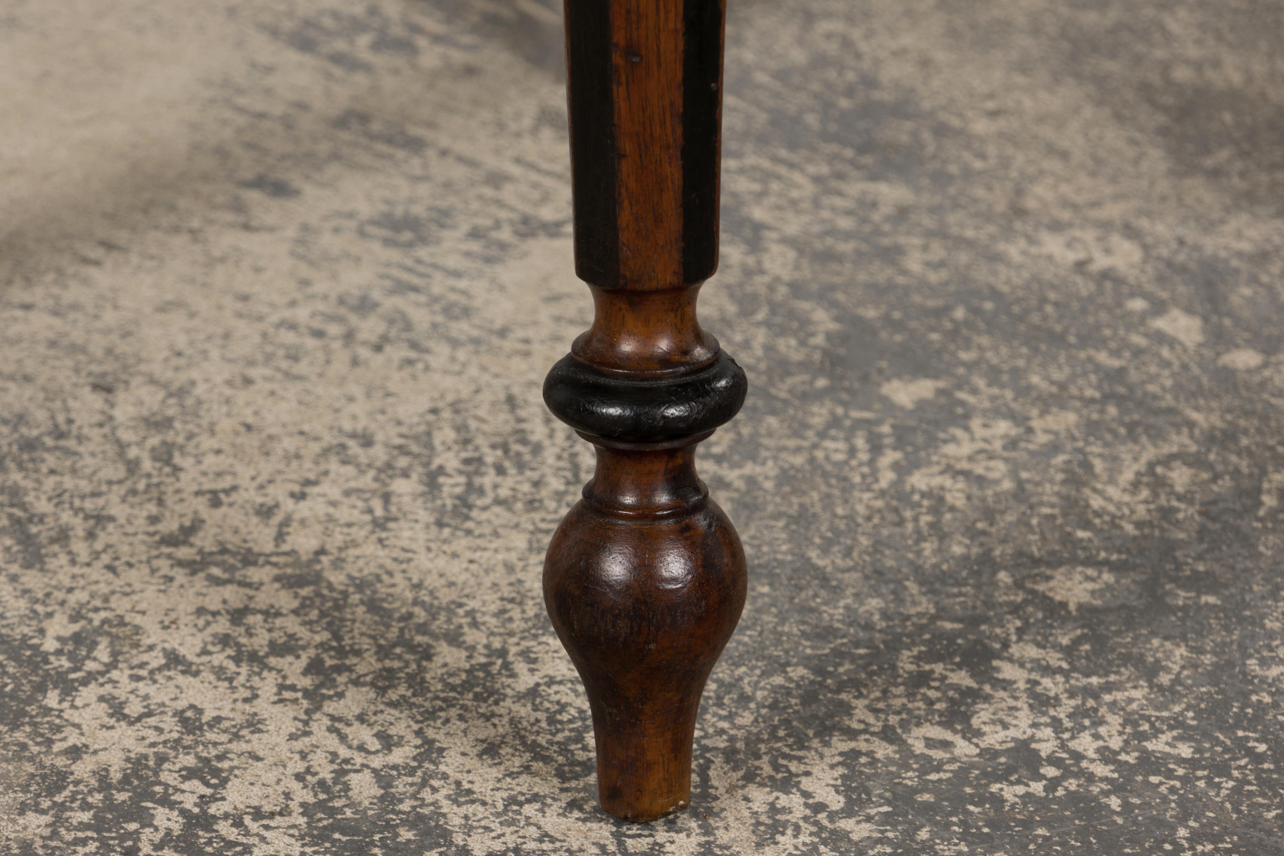 Paire de chaises d'appoint en noyer Napoléon III du 19e siècle avec sièges en cannage en vente 5