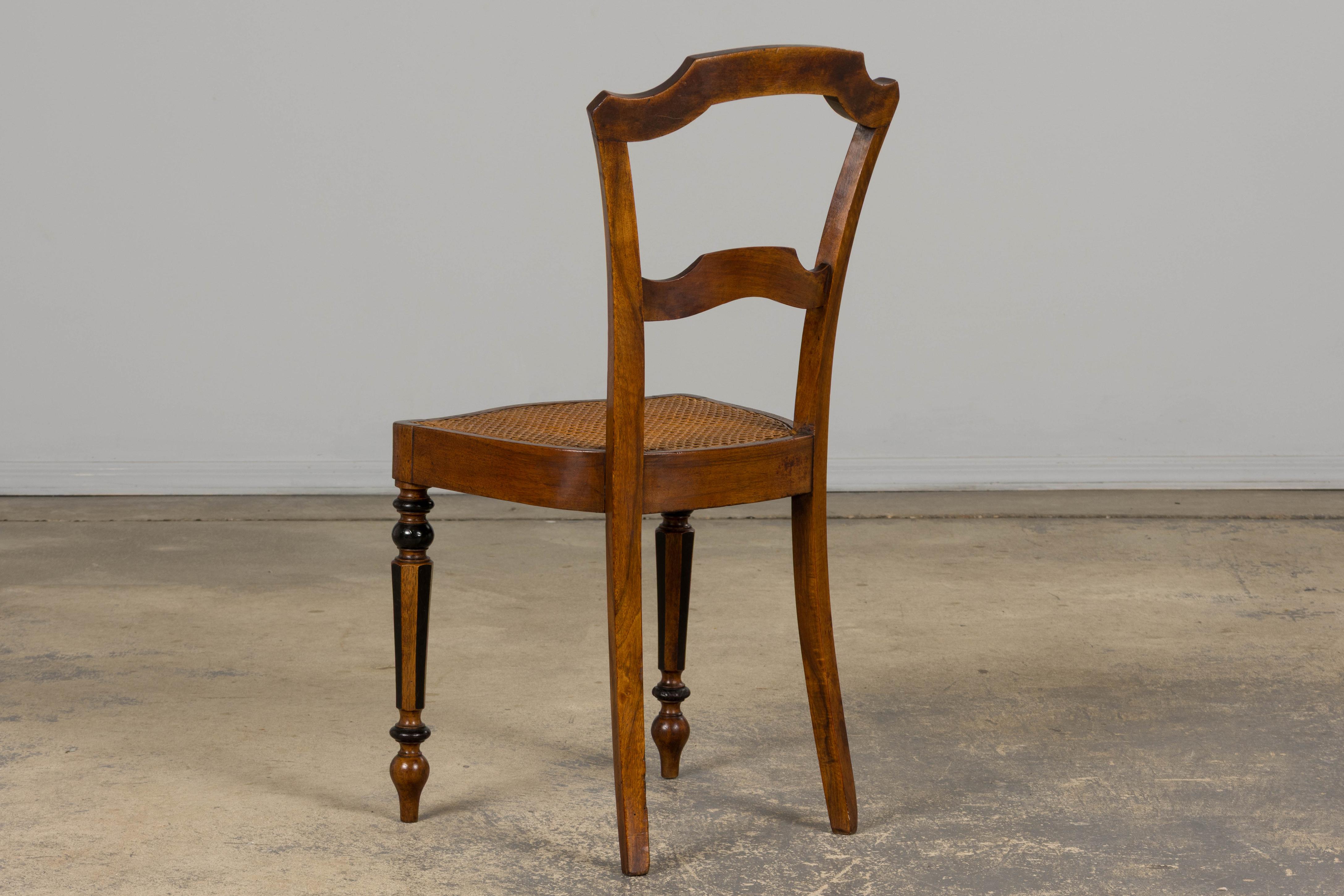 Paire de chaises d'appoint en noyer Napoléon III du 19e siècle avec sièges en cannage en vente 6