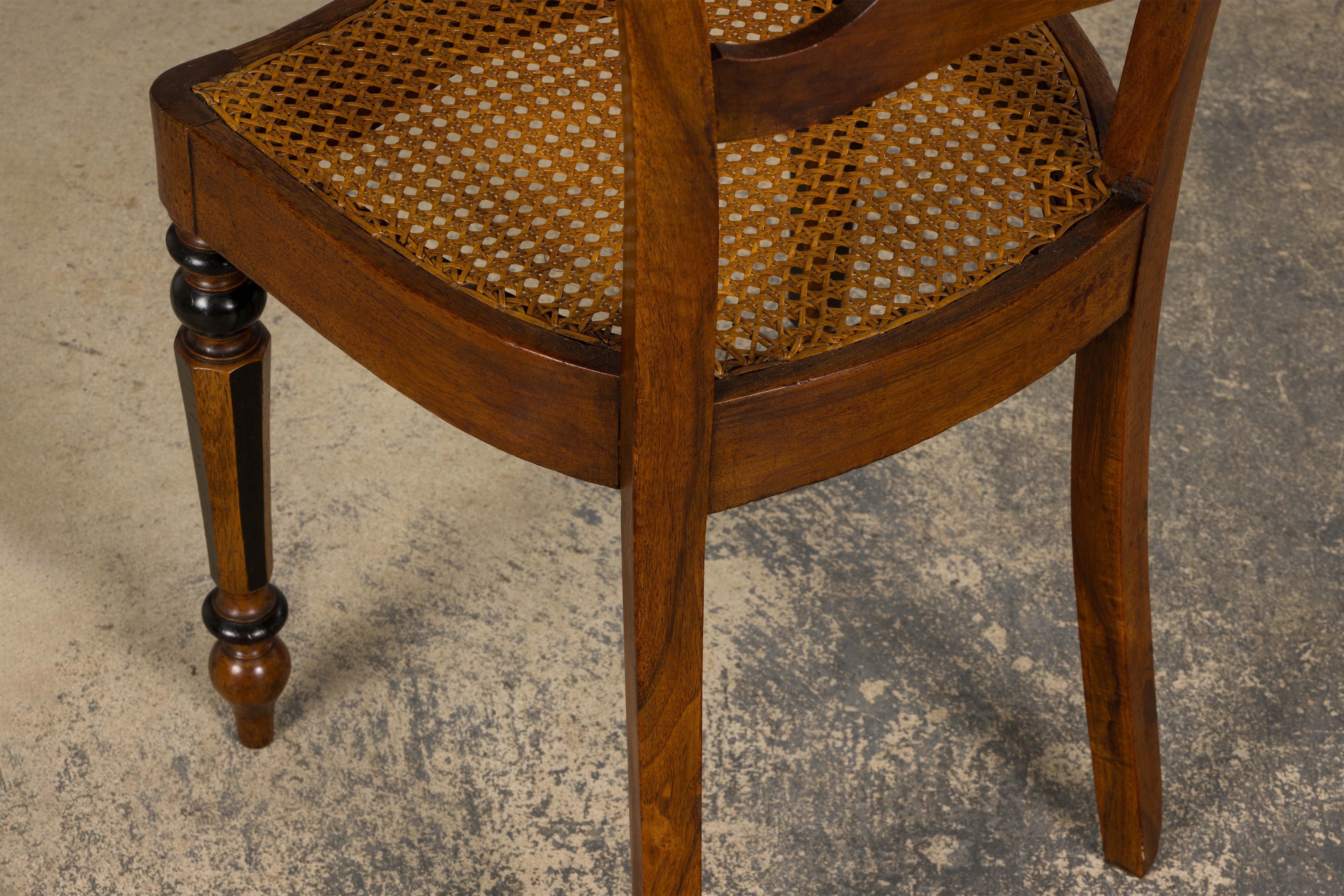 Paire de chaises d'appoint en noyer Napoléon III du 19e siècle avec sièges en cannage en vente 7
